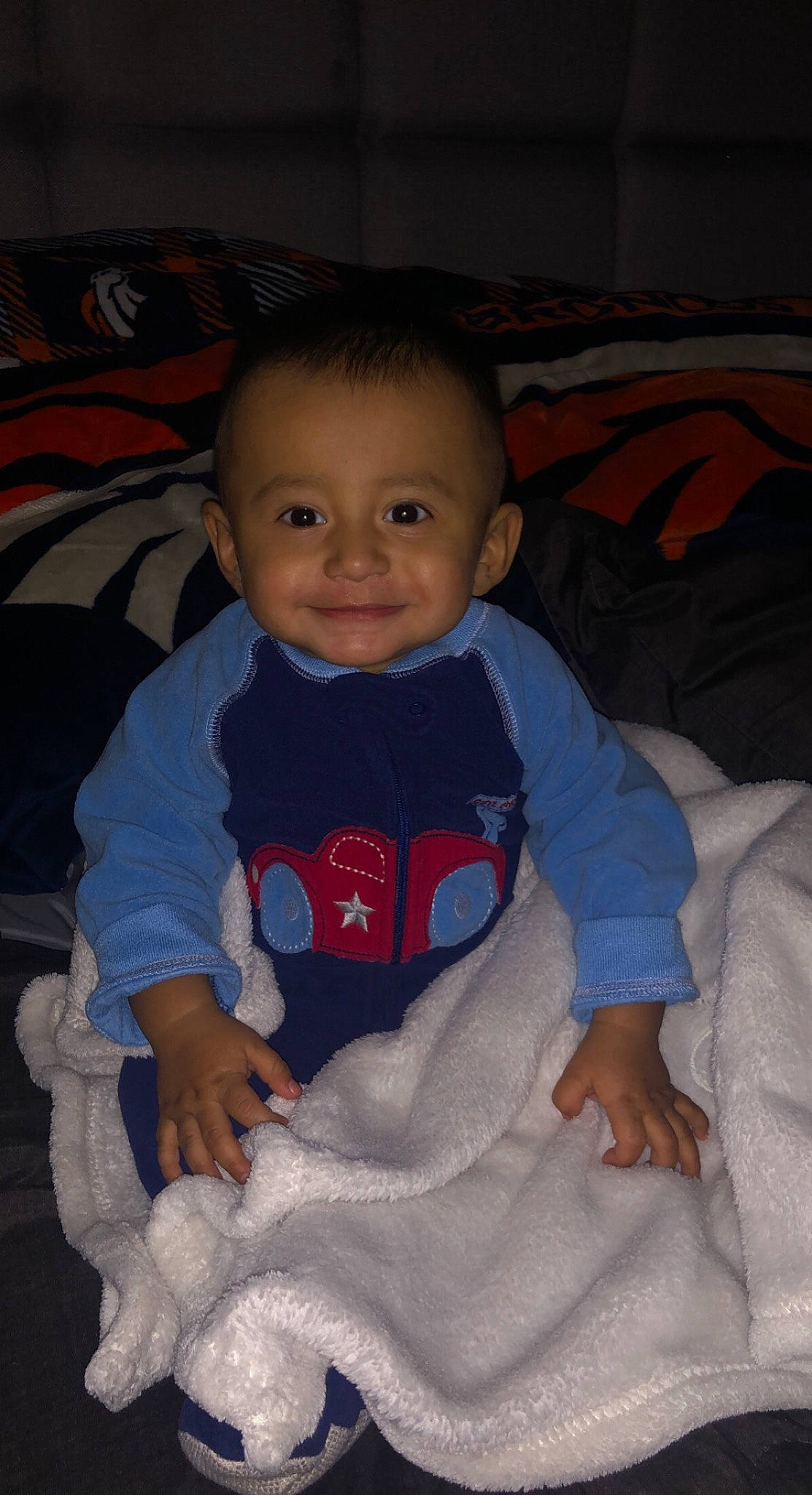 Gael is registered to the contest to win money with this photo: arm, baby, baby_toddler_clothing, cheek, chin, comfort, couch, eye, facial_expression, finger, hairstyle, head, human_body, iris, joy, lap, mouth, nose, person, skin