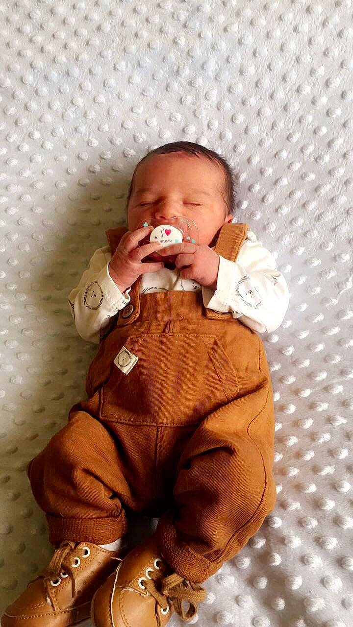 Aaron participe au concours pour gagner de l'argent avec cette photo : baby, cheek, child, mouth, nose, person, toddler