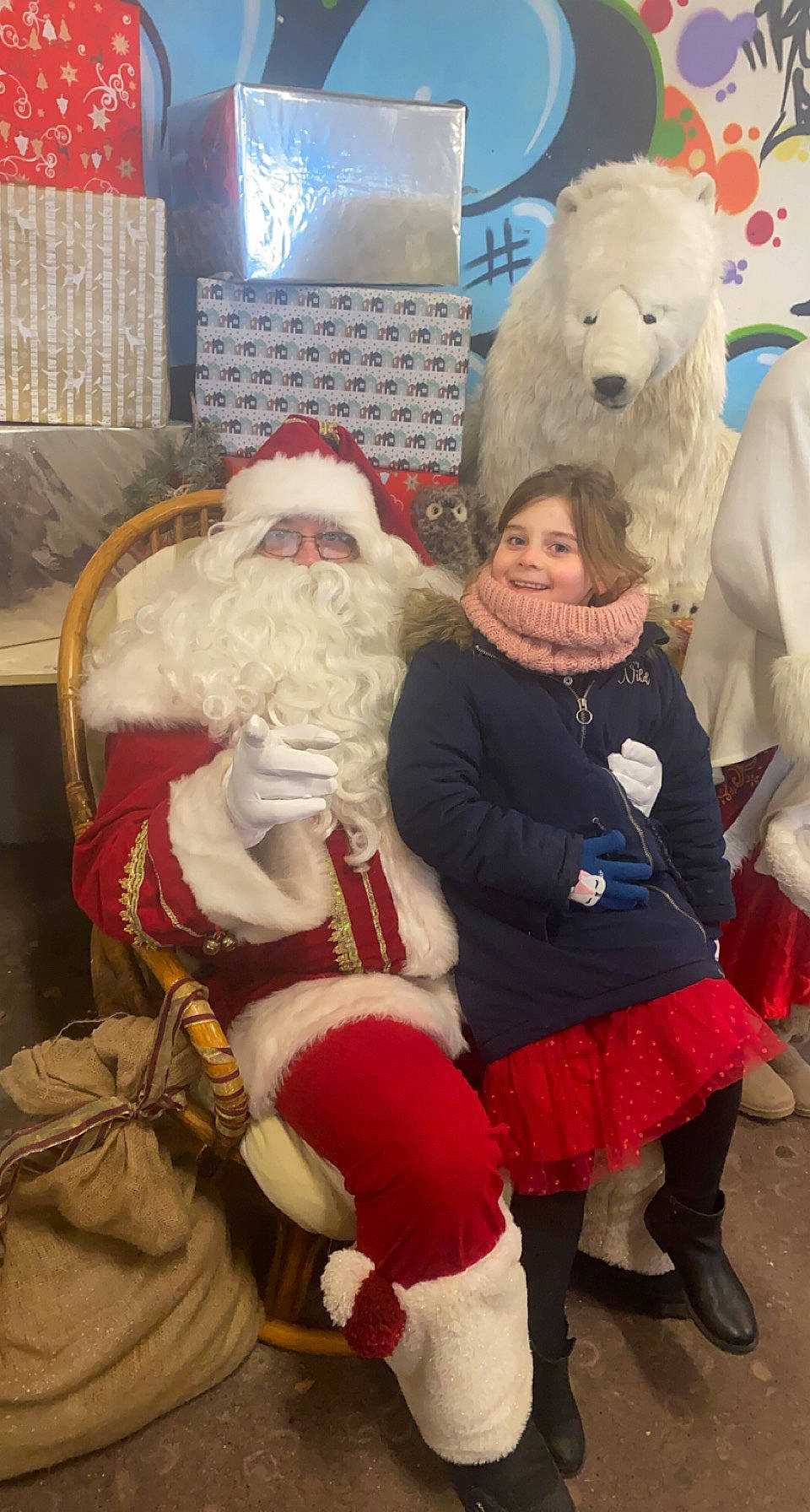 Lyvana a rejoint le concours — aidez-le/la à gagner de superbes lots ! beard, boot, christmas, christmas_eve, costume, event, facial_hair, fictional_character, fun, fur, fur_clothing, hat, holiday, joy, lap, leg, person, santa_claus, shoe, sitting