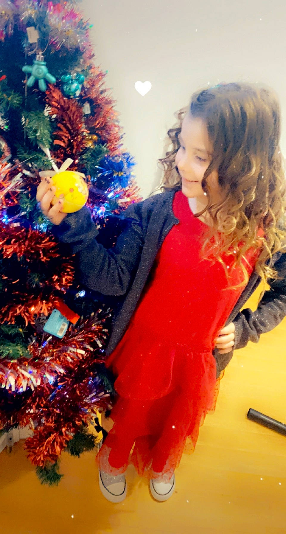 Lyvana participe au concours pour gagner de l'argent avec cette photo : christmas, christmas_decoration, christmas_eve, christmas_ornament, christmas_tree, electric_blue, event, evergreen, facial_expression, fun, gesture, happy, holiday, holiday_ornament, ornament, people_in_nature, person, plant, smile, standing