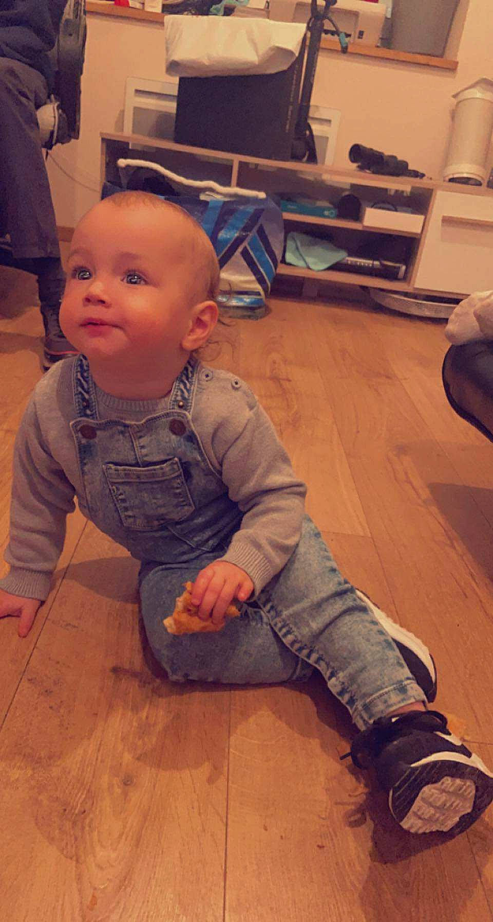 Louckas participe au concours pour gagner de l'argent avec cette photo : baby, baby_toddler_clothing, cheek, comfort, facial_expression, floor, flooring, fun, happy, hardwood, head, joint, laminate_flooring, person, shoe, skin, sleeve, smile, toddler, varnish