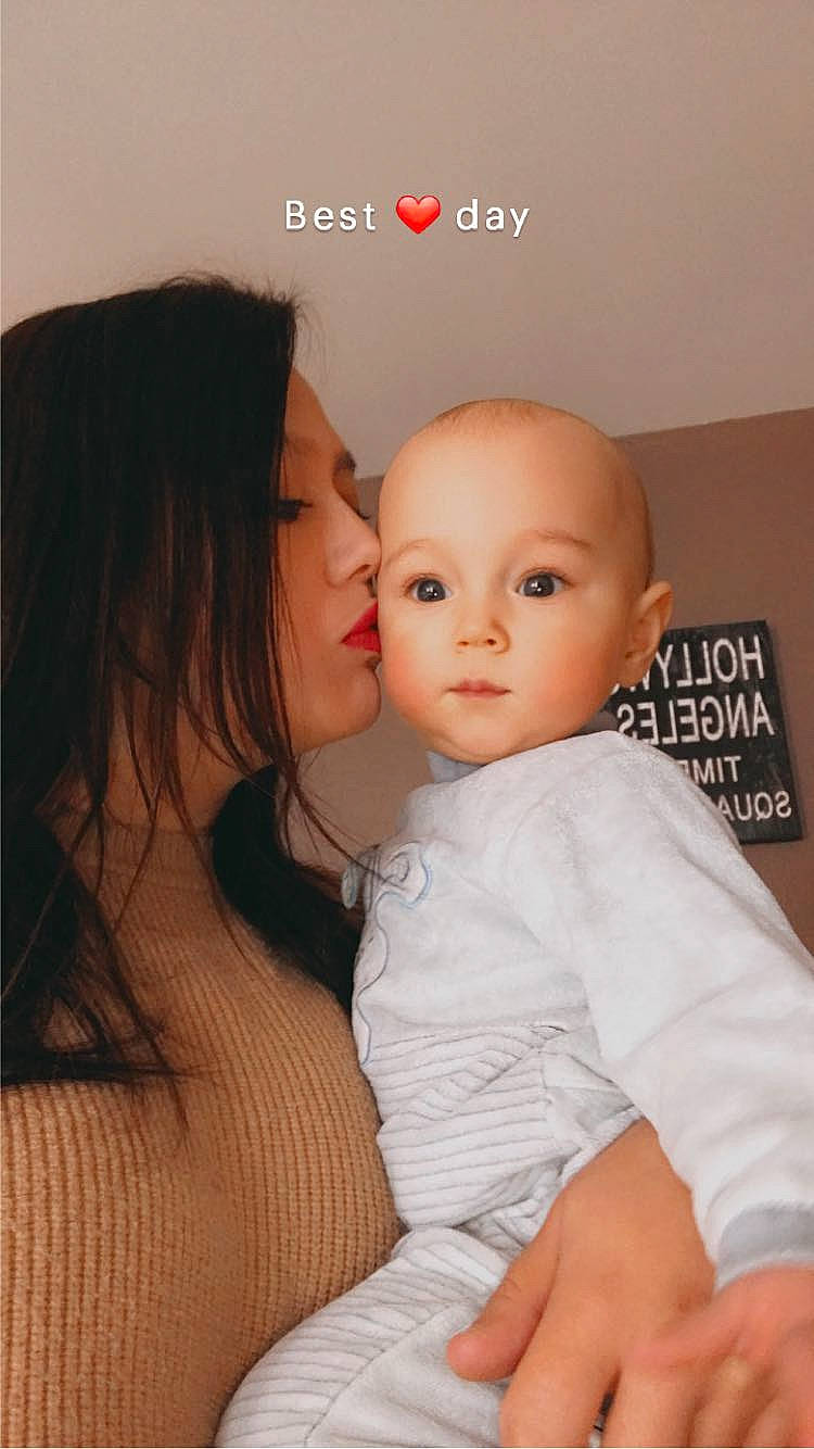 Louckas a rejoint le concours — aidez-le/la à gagner de superbes lots ! baby, cheek, chest, child, comfort, eyebrow, eyelash, flash_photography, gesture, happy, hug, interaction, iris, lip, love, neck, nose, person, room, skin