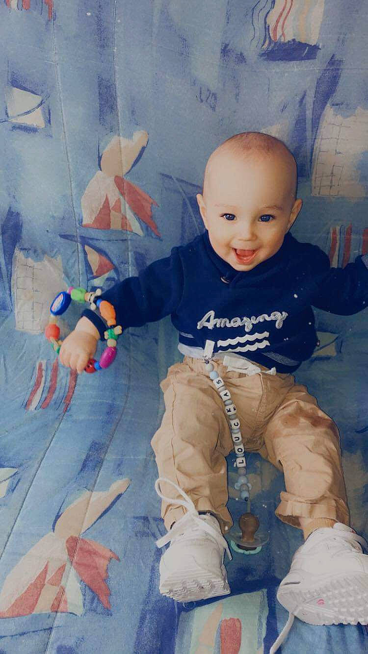 Louckas a rejoint le concours — aidez-le/la à gagner de superbes lots ! art, azure, baby, baby_toddler_clothing, cheek, child, cool, design, electric_blue, facial_expression, flash_photography, flooring, fun, hairstyle, happy, joy, person, sitting, skin, sleeve