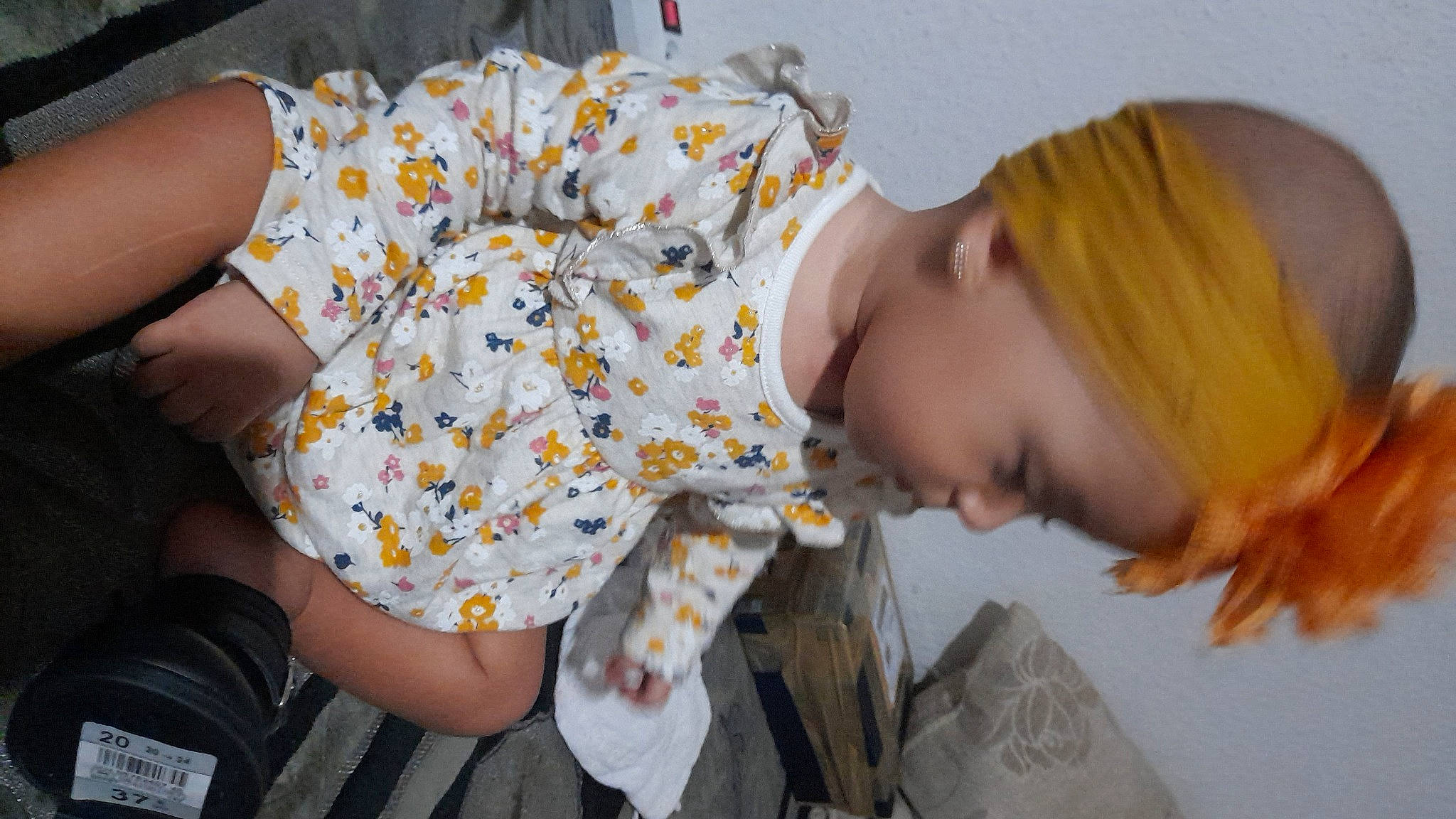 Nelia participe au concours pour gagner de l'argent avec cette photo : child, comfort, facial_expression, finger, fun, happy, headgear, human_leg, knee, mouth, nail, orange, pattern, person, room, sitting, skin, t_shirt, textile, thigh