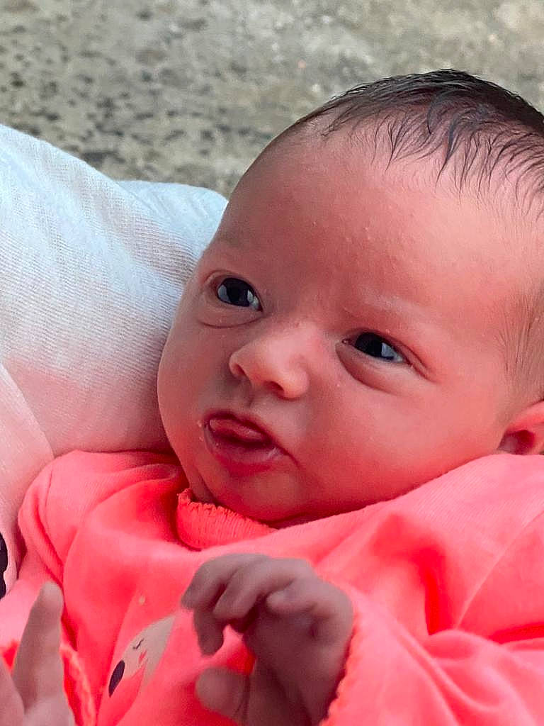 Capucine a rejoint le concours — aidez-le/la à gagner de superbes lots ! baby, cheek, chin, comfort, eye, eyebrow, eyelash, facial_expression, finger, gesture, hair, happy, head, iris, lip, mouth, neck, nose, person, pink