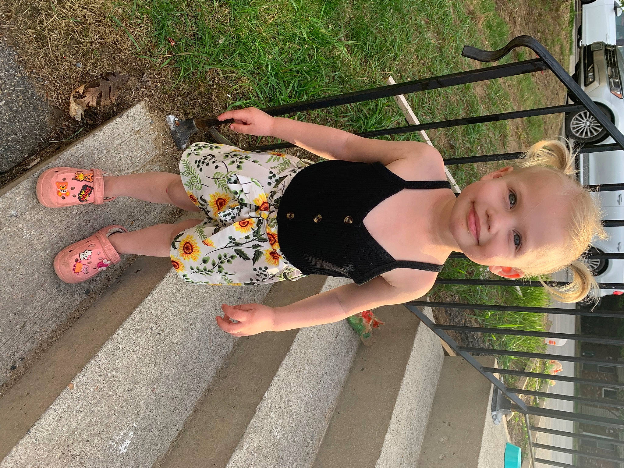 Layanna is registered to the contest to win money with this photo: barefoot, calf, child, foot, fun, grass, hand, human_leg, joint, joy, knee, leg, leisure, people_in_nature, person, sandal, smile, thigh, toddler, tree