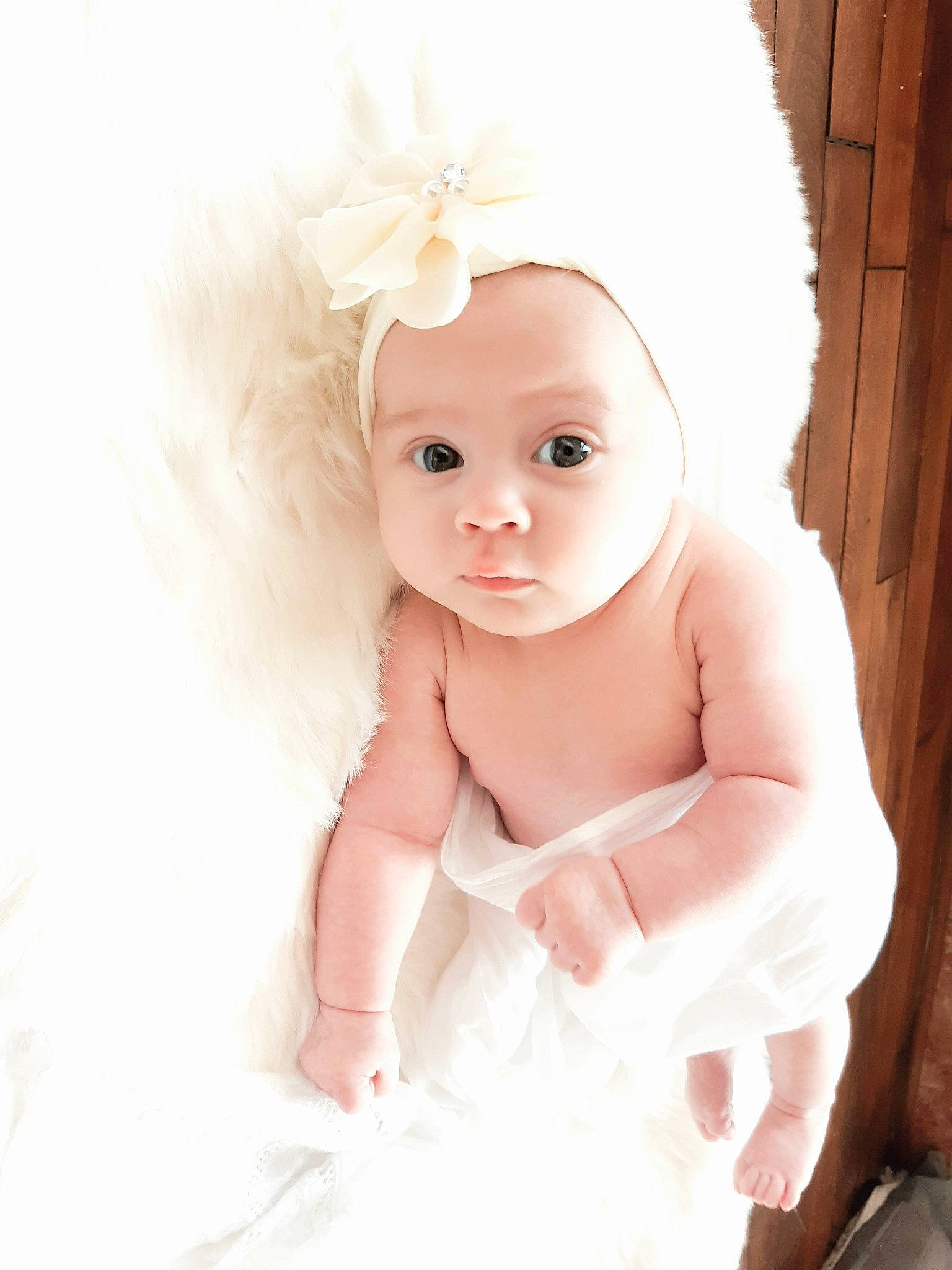 Salomé participe au concours pour gagner de l'argent avec cette photo : baby, baby_toddler_clothing, cap, child, costume_hat, eye, eyebrow, face, flash_photography, hair_accessory, happy, head, headband, headpiece, iris, jewellery, person, petal, pink, textile