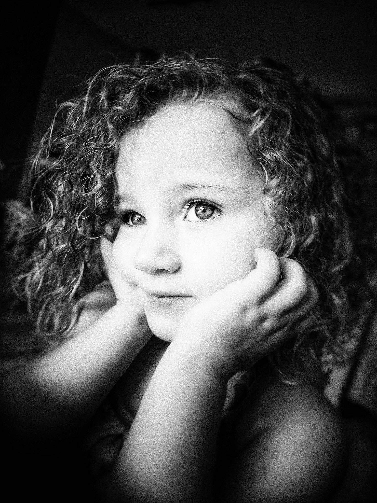 Hannah a rejoint le concours — aidez-le/la à gagner de superbes lots ! arm, black_and_white, cheek, chin, eye, eyebrow, eyelash, flash_photography, gesture, hair, hairstyle, happy, iris, jaw, lip, mouth, nose, person, shoulder, skin