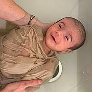 Eloan a rejoint le concours — aidez-le/la à gagner de superbes lots ! baby, child, infant, smile, hands, cloth, wrap, skin, face, head, person, newborn, holding, gentle, care, closeup, expression, happy, indoors, warm