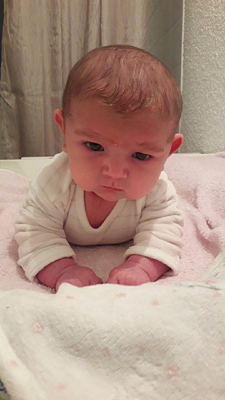 Alizé a rejoint le concours — aidez-le/la à gagner de superbes lots ! baby, cheek, child, chin, ear, eye, face, forehead, head, lip, mouth, nose, person, skin, smile, toddler, tummy_time