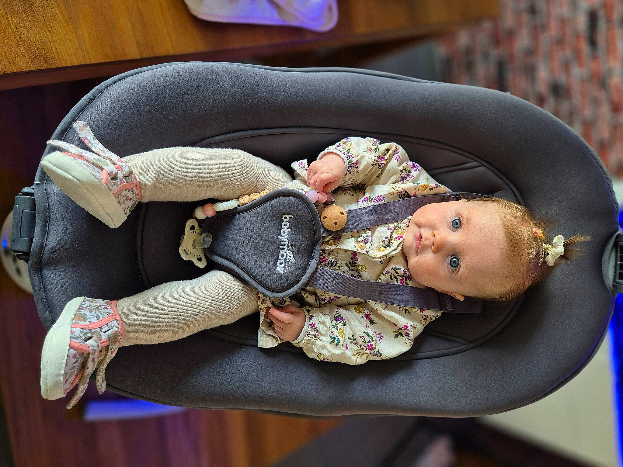 Emma participe au concours pour gagner de l'argent avec cette photo : baby, baby_products, carmine, child, comfort, costume, eyewear, fashion_accessory, fun, human_leg, jewellery, knee, lap, person, personal_protective_equipment, rose, sitting, thigh, toddler, wrist