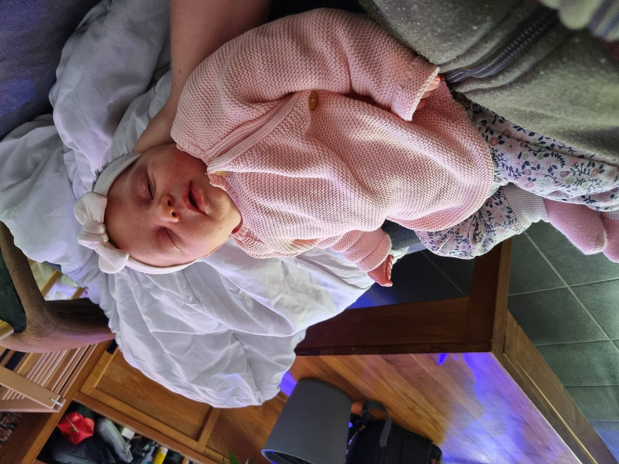 Emma participe au concours pour gagner de l'argent avec cette photo : baby, baby_products, baby_toddler_clothing, child, comfort, elbow, gesture, pattern, person, room, sleeve, thumb, toddler, tree, wood, wrist