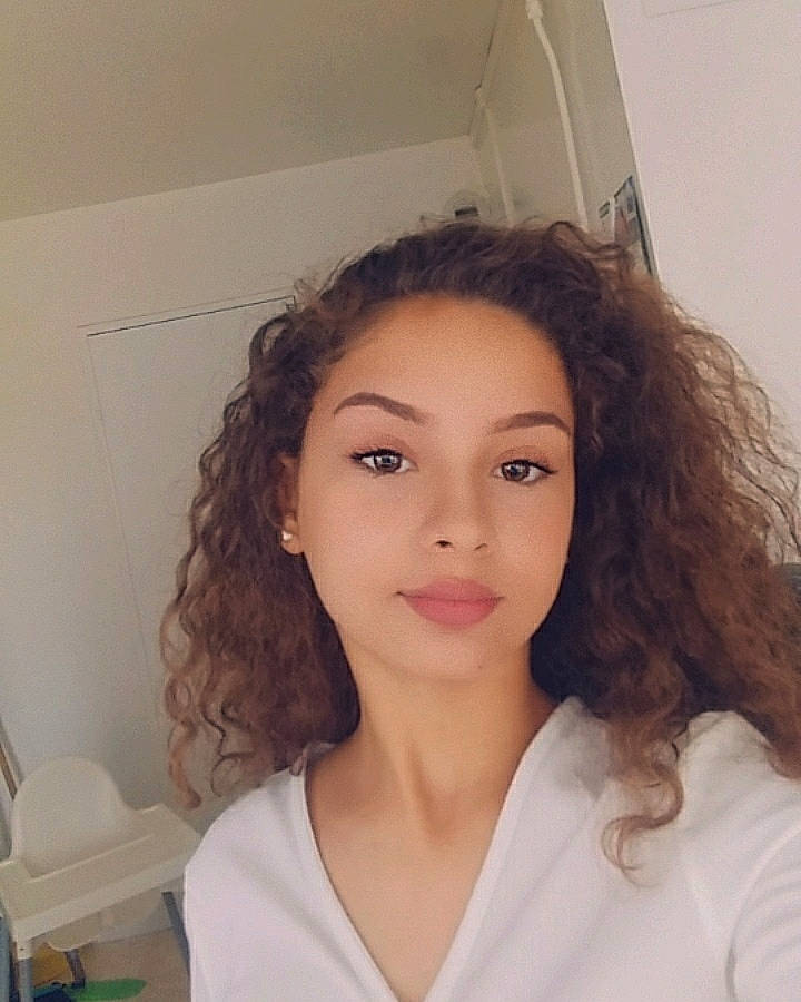 Khadidja a rejoint le concours — aidez-le/la à gagner de superbes lots ! beauty, black_hair, brown_hair, chin, eye, eyebrow, face, forehead, hair, hair_coloring, hairstyle, head, jaw, lip, long_hair, neck, person, photography, selfie, skin