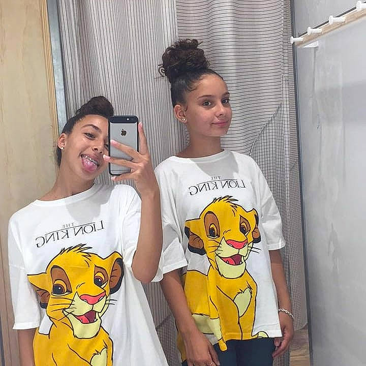 Khadidja a rejoint le concours — aidez-le/la à gagner de superbes lots ! clothing, fawn, fun, person, room, shirt, shoulder, sleeve, t_shirt, textile, top, yellow