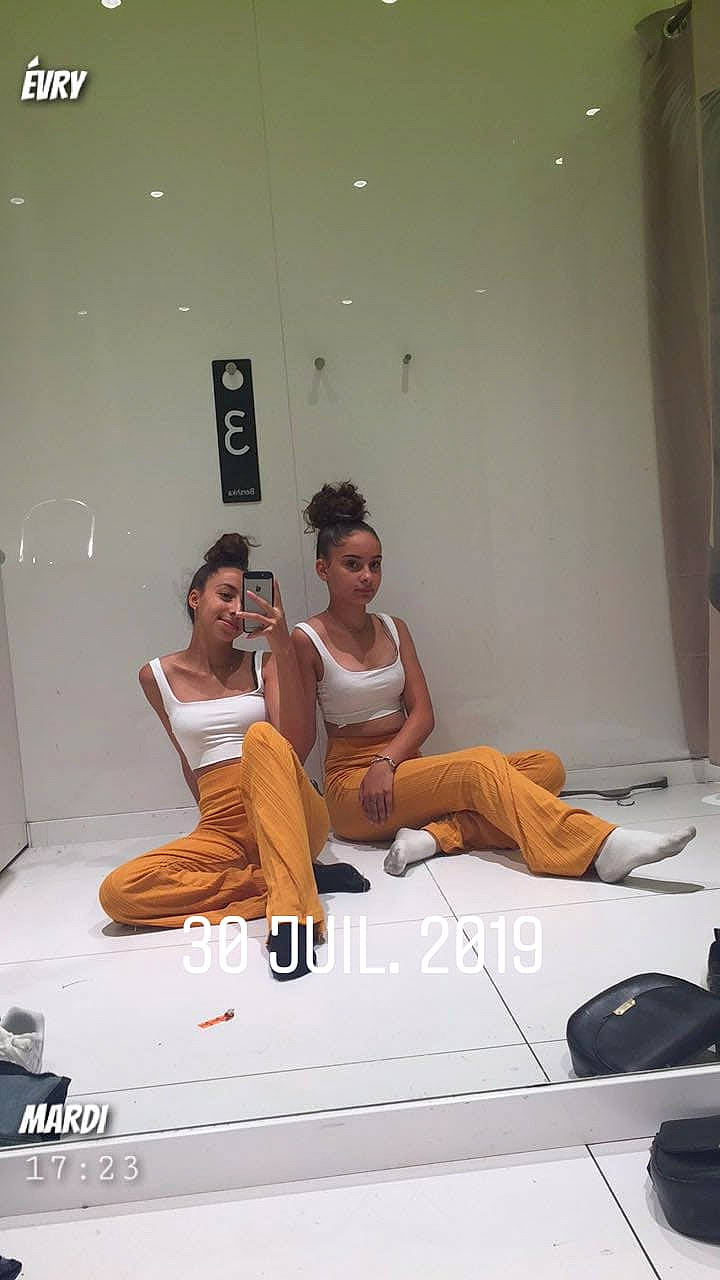 Khadidja participe au concours pour gagner de l'argent avec cette photo : ceiling, floor, furniture, interior_design, leg, person, room, sitting