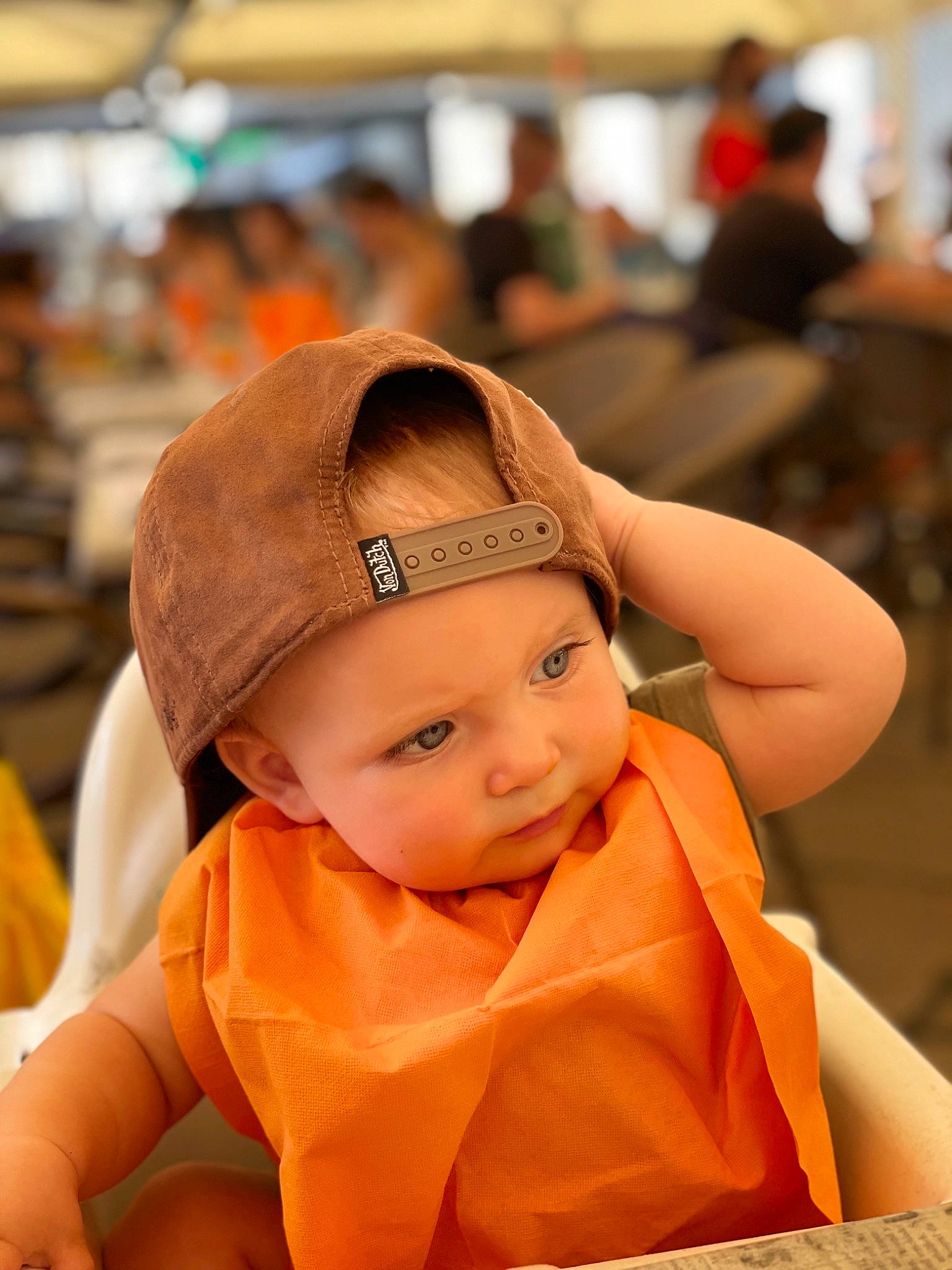 Alba a rejoint le concours — aidez-le/la à gagner de superbes lots ! baby, baby_toddler_clothing, baseball_cap, cap, child, event, fashion_accessory, fun, happy, hat, headwear, leisure, orange, person, recreation, room, sitting, skin, toddler, vacation