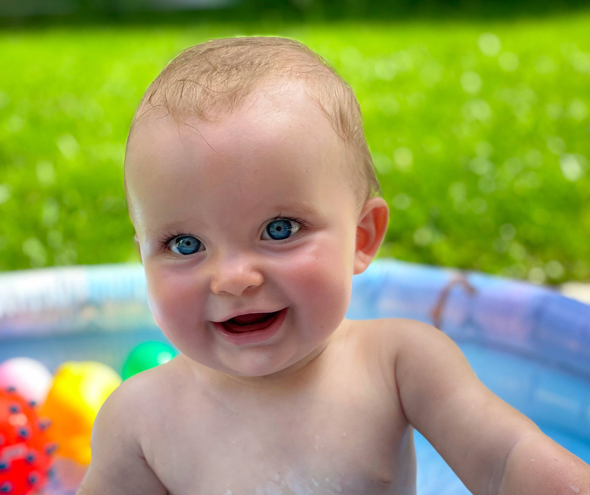 Alba a rejoint le concours — aidez-le/la à gagner de superbes lots ! arm, baby, baby_bathing, baby_playing_with_toys, cheek, eye, face, fun, grass, happy, head, human_body, iris, joy, leisure, nose, person, photograph, skin, smile