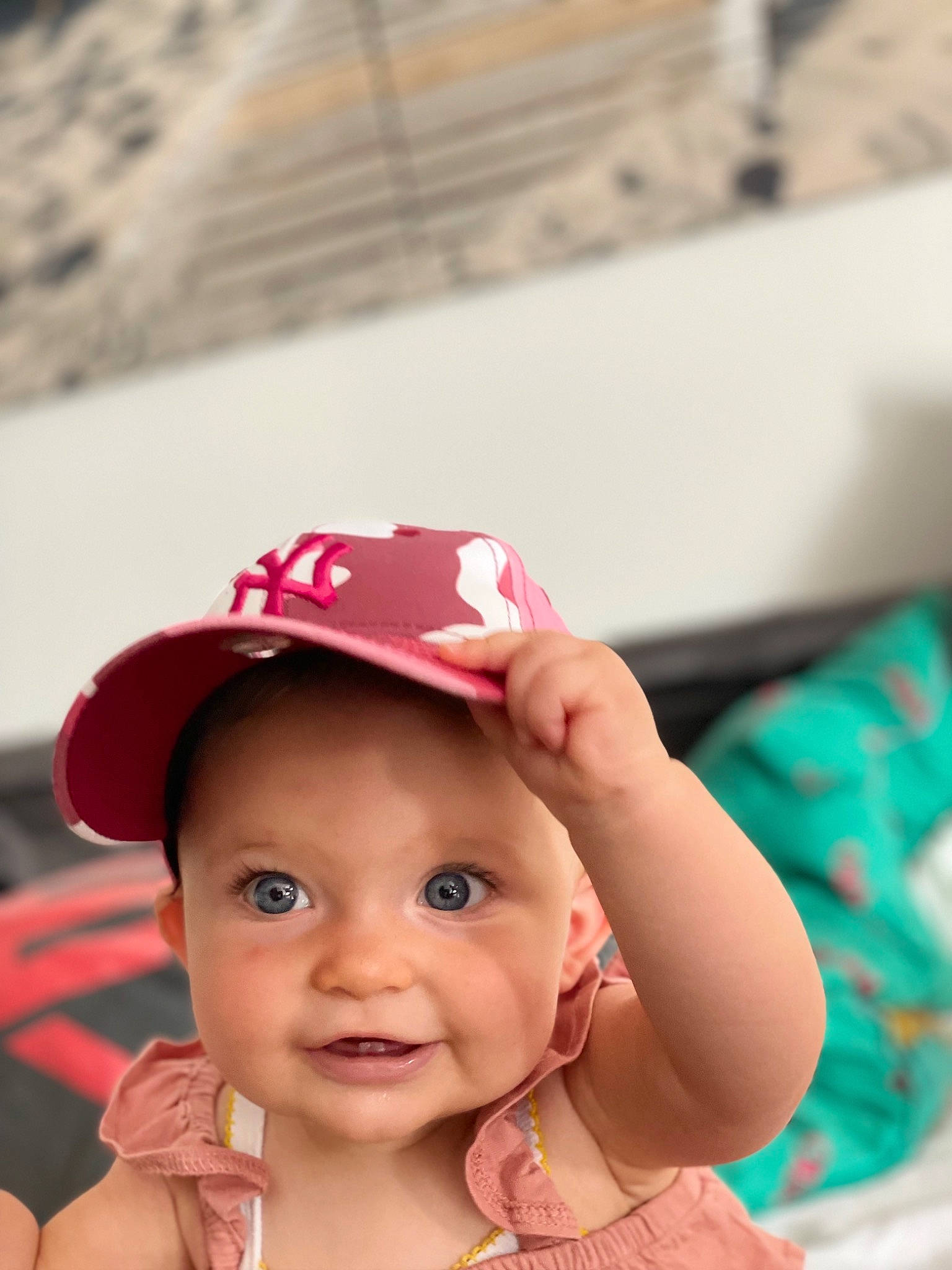 Alba a rejoint le concours — aidez-le/la à gagner de superbes lots ! baby, baby_toddler_clothing, beauty, cap, cheek, child, finger, fun, gesture, hand, happy, headwear, human, leisure, lip, magenta, person, pink, recreation, skin