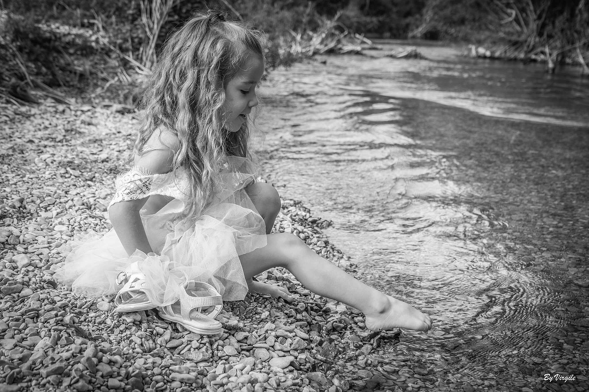 Khloé participe au concours pour gagner de l'argent avec cette photo : bank, barefoot, flash_photography, forest, grass, hand, happy, human_body, human_leg, lake, landscape, leaf, leg, long_hair, people_in_nature, person, plant, style, sunlight, water
