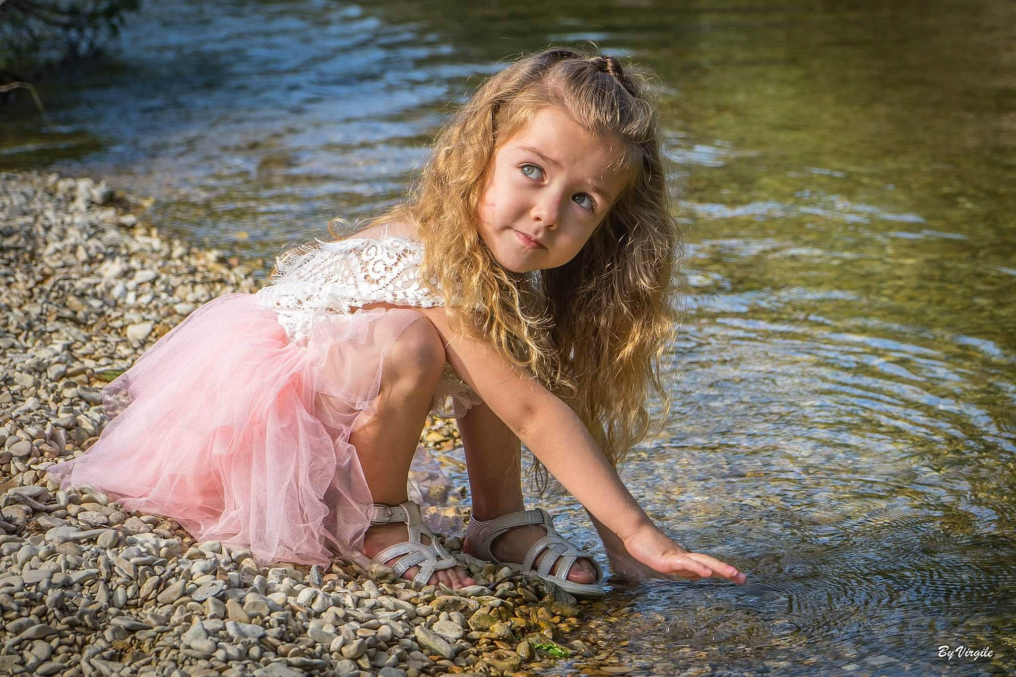 Khloé a rejoint le concours — aidez-le/la à gagner de superbes lots ! bank, barefoot, body_of_water, dress, fawn, flash_photography, forest, fun, grass, hand, happy, lake, leisure, nature, people_in_nature, person, plant, summer, sunlight, water