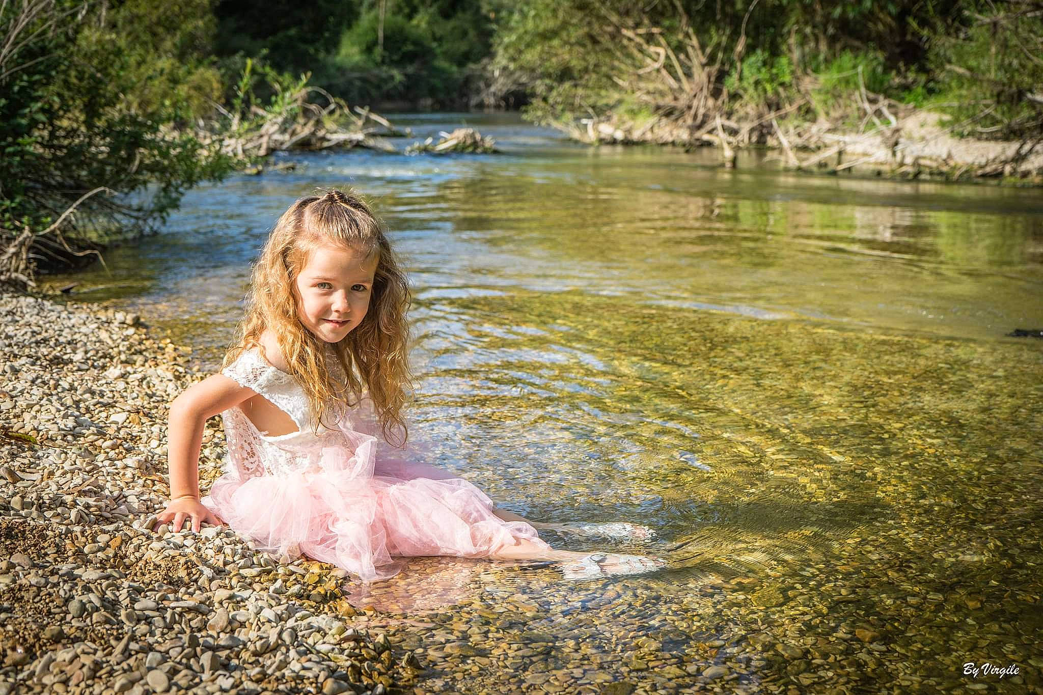 Khloé participe au concours pour gagner de l'argent avec cette photo : bank, body_of_water, dress, flash_photography, forest, fun, grass, happy, lake, landscape, leaf, leisure, natural_landscape, people_in_nature, person, plant, summer, sunlight, toddler, tree