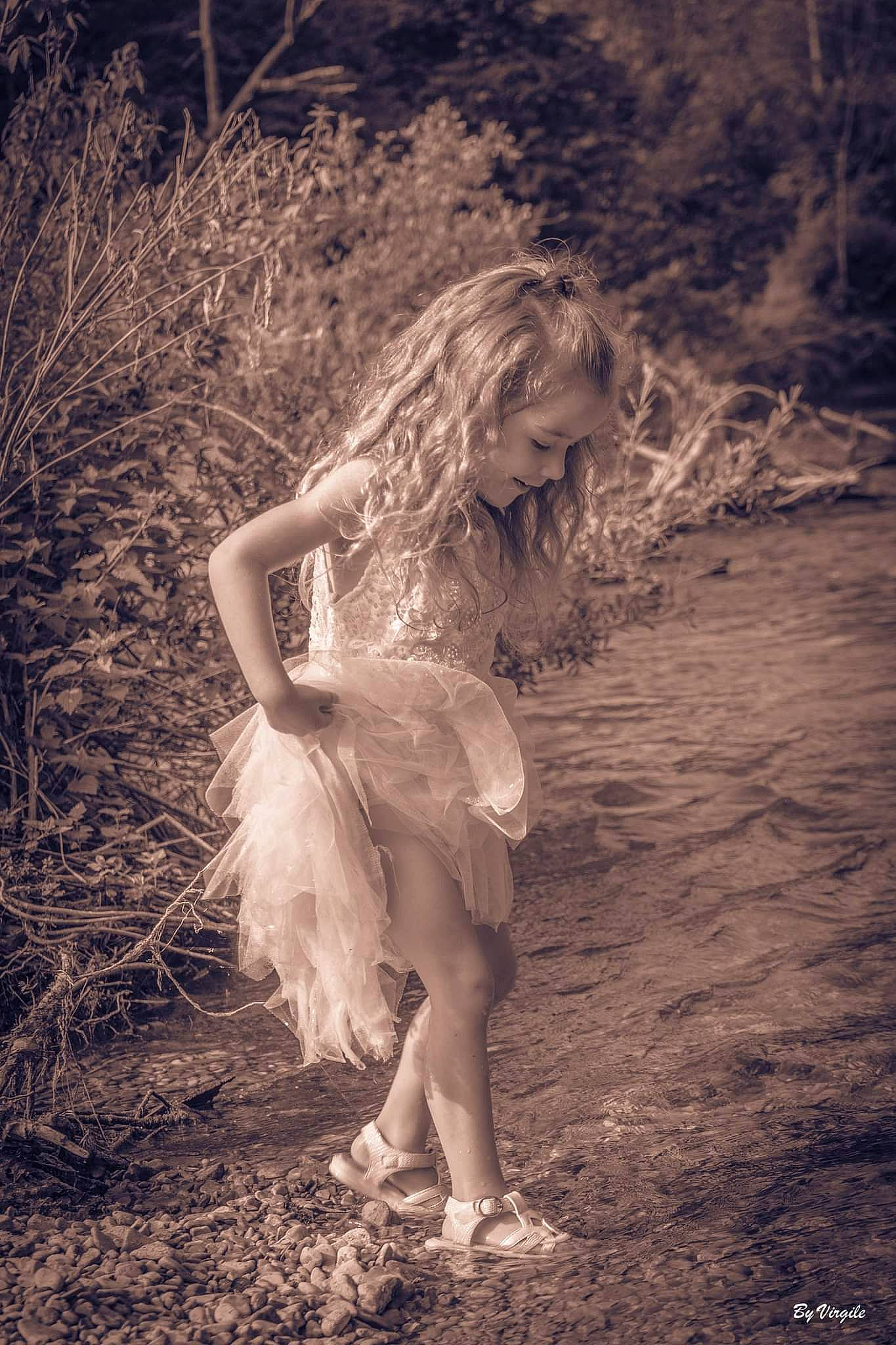Khloé a rejoint le concours — aidez-le/la à gagner de superbes lots ! barefoot, branch, brown_hair, darkness, dress, fawn, flash_photography, foot, forest, gesture, grass, happy, human_leg, landscape, long_hair, people_in_nature, person, plant, sunlight, tints_and_shades