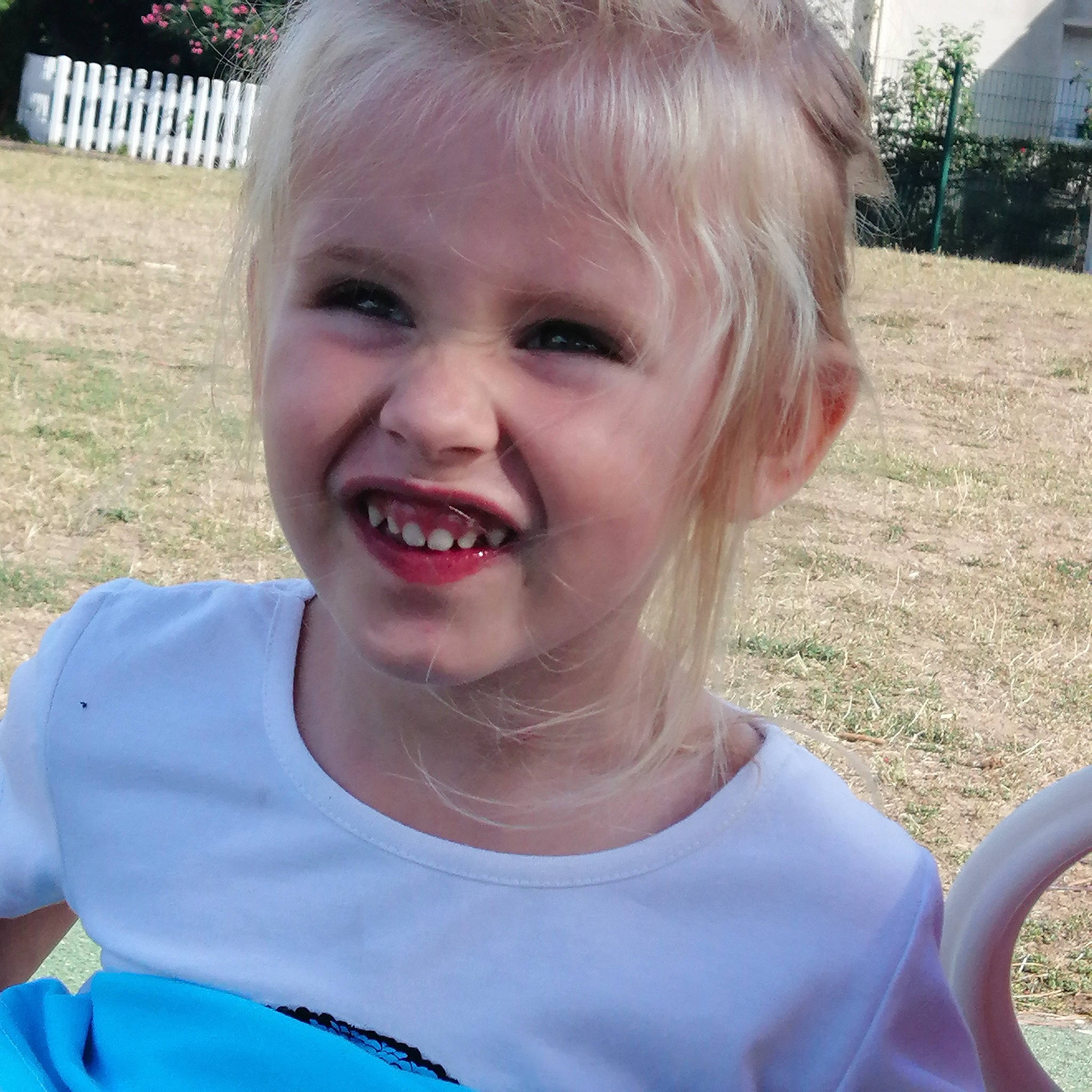 Laura participe au concours pour gagner de l'argent avec cette photo : blond, child, chin, eye, face, facial_expression, hair, hairstyle, head, joy, laugh, lip, mouth, nose, organ, people, person, skin, smile, summer