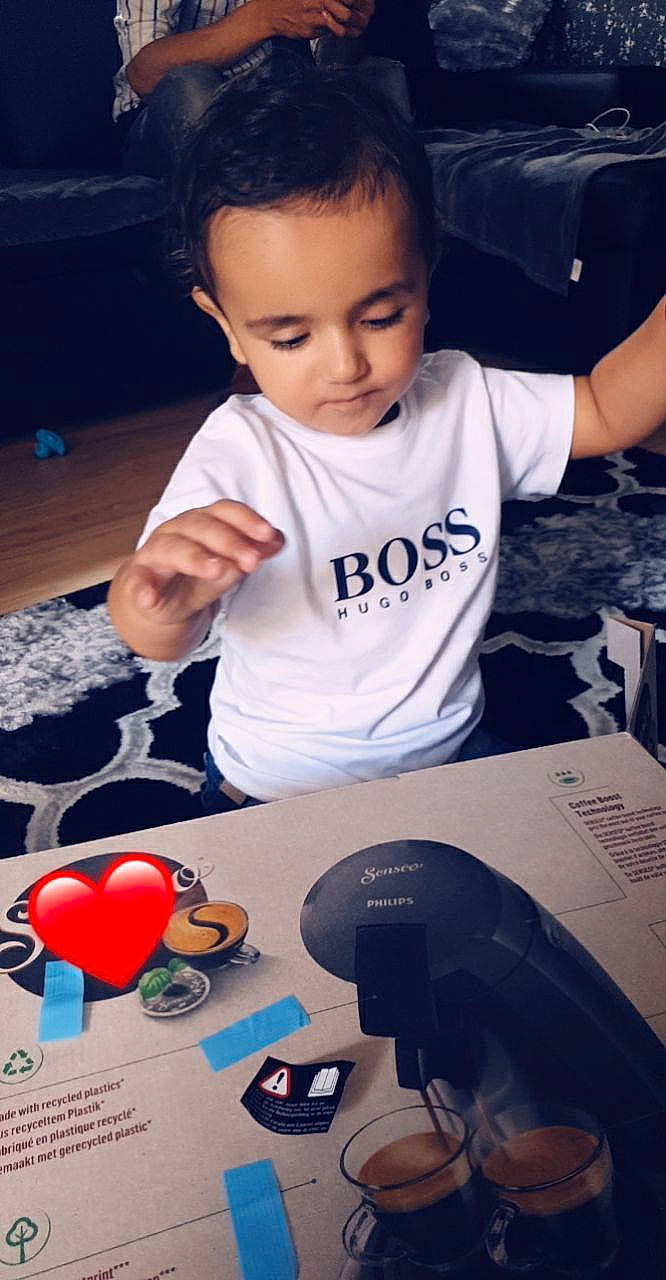 Patrick a rejoint le concours — aidez-le/la à gagner de superbes lots ! audio_equipment, automotive_design, beauty, chair, design, desk, electronic_device, eyewear, fun, gadget, input_device, person, personal_protective_equipment, photograph, recreation, snapshot, t_shirt, table, technology, toddler