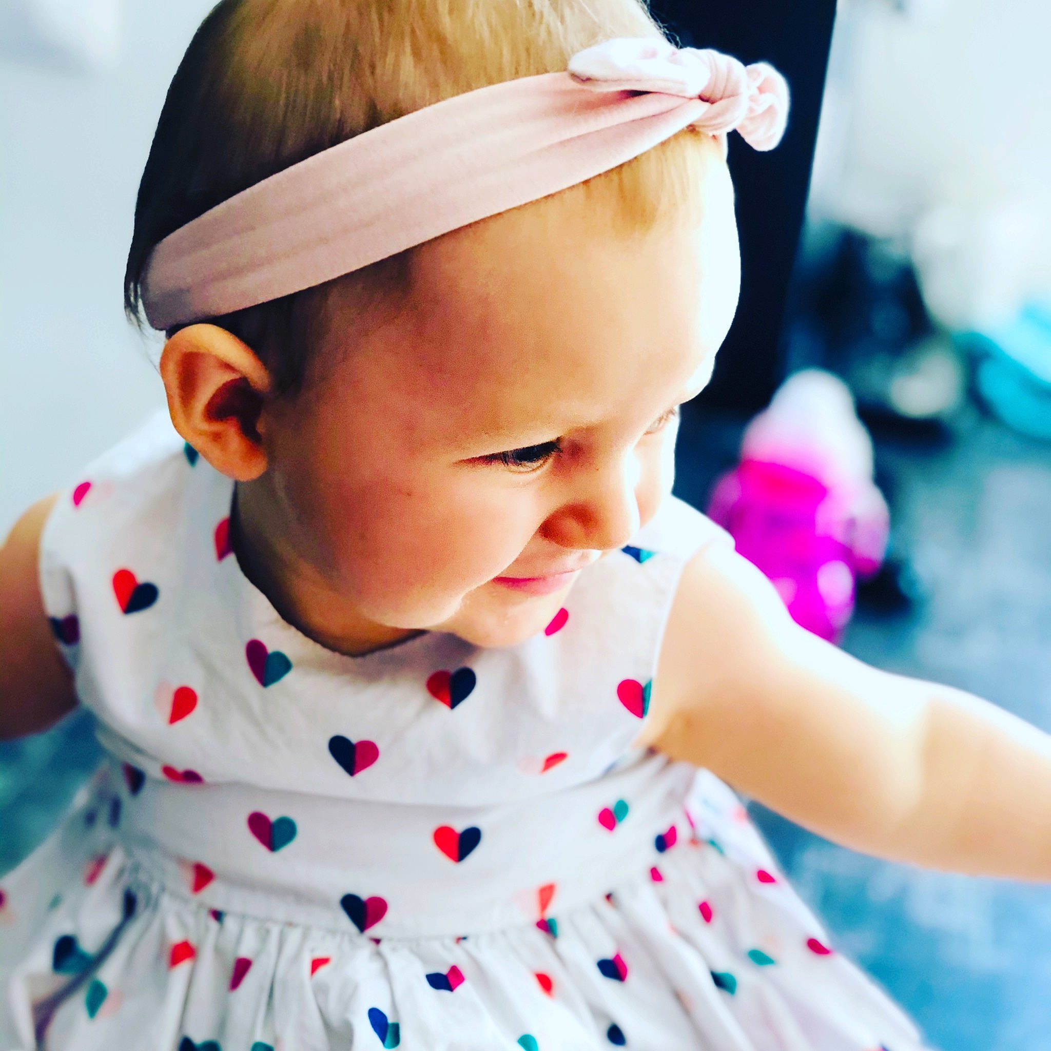 Lilou participe au concours pour gagner de l'argent avec cette photo : baby, cheek, child, design, dress, ear, fashion_accessory, hair, hair_accessory, hair_tie, hairstyle, head, headband, headgear, neck, pattern, person, pink, polka_dot, skin
