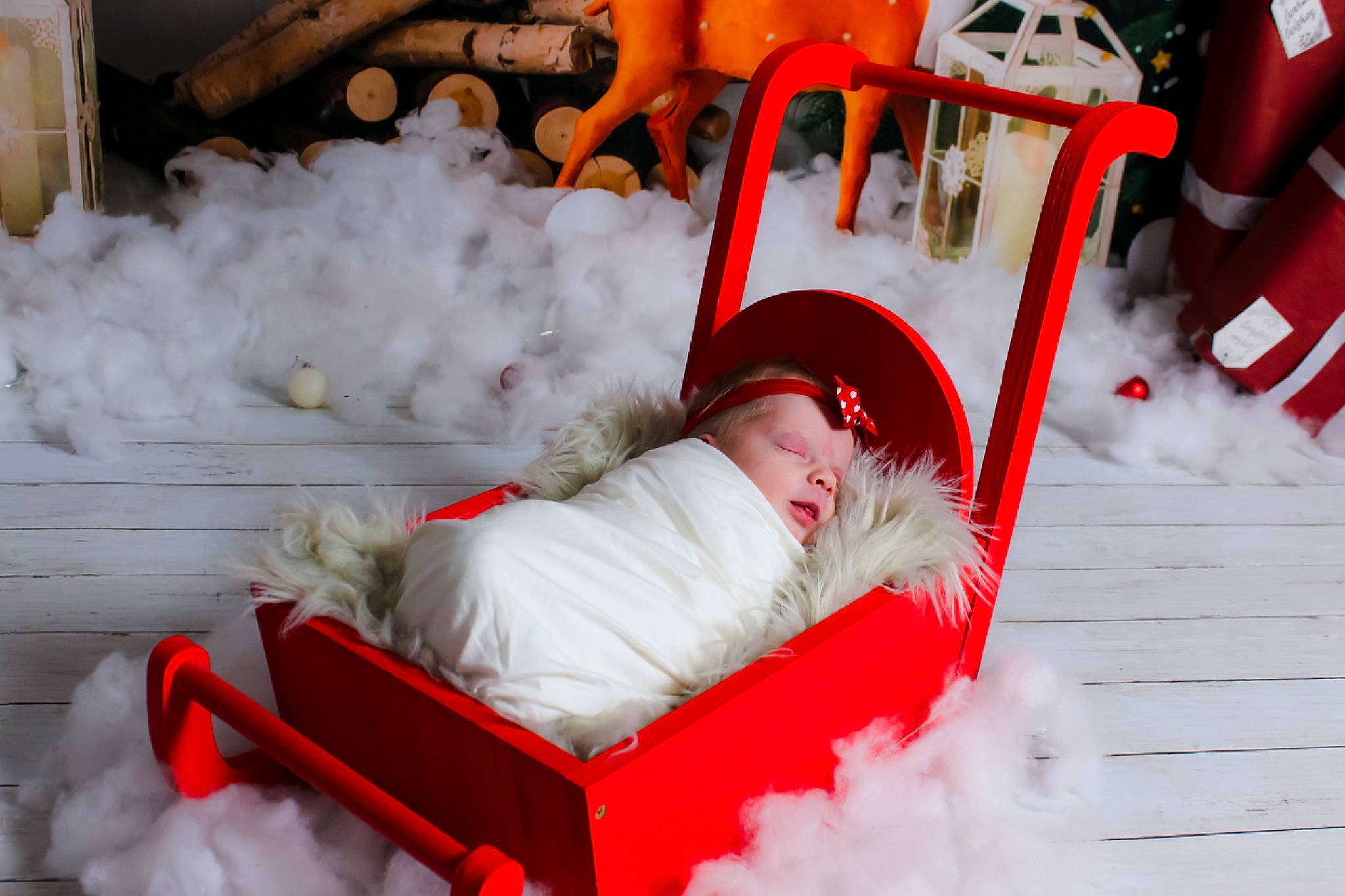 Ophelianna is registered to the contest to win money with this photo: carmine, comfort, couch, event, freezing, fun, fur, leisure, person, red, room, sitting, sleeper_chair, snow, white, winter, wood
