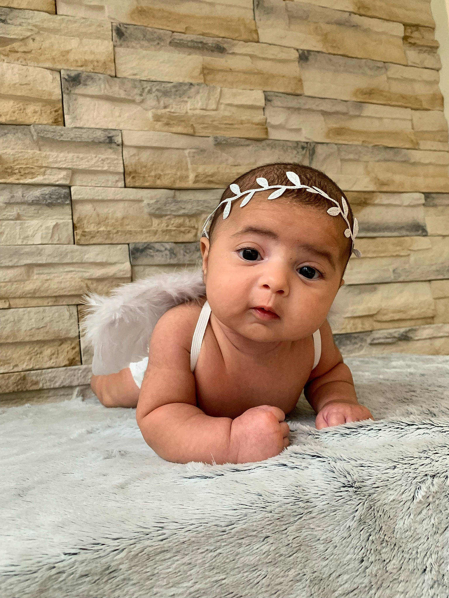 Louna participe au concours pour gagner de l'argent avec cette photo : baby, bathing, chin, eyelash, fashion_accessory, flash_photography, flooring, fun, grass, happy, headband, headgear, headpiece, iris, jewellery, leisure, person, sitting, skin, toddler