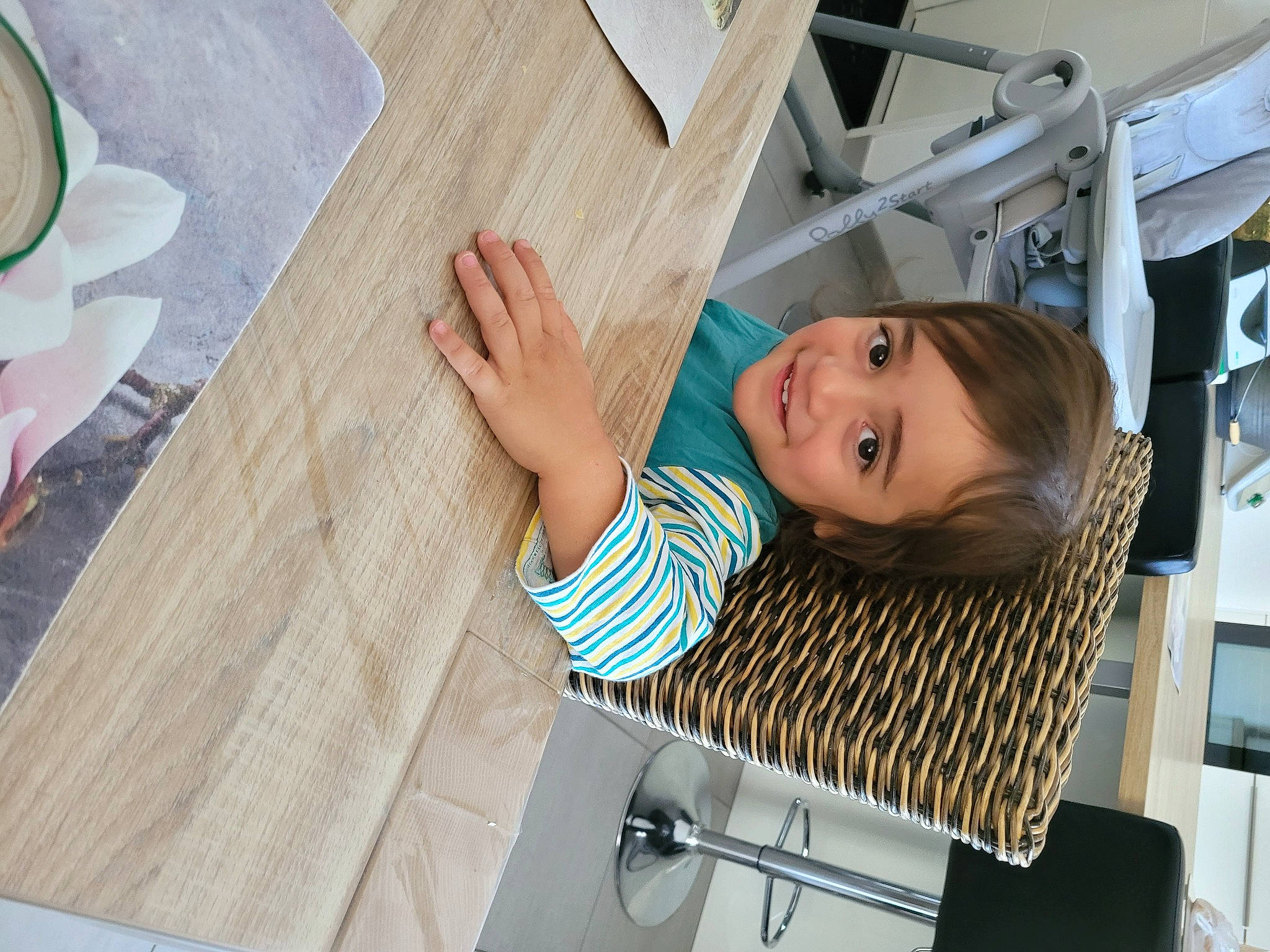 Maoni participe au concours pour gagner de l'argent avec cette photo : baby, baby_safety, baby_toddler_clothing, child, comfort, flooring, fun, happy, hardwood, joy, leisure, pattern, person, plate, room, skin, t_shirt, table, tableware, toddler