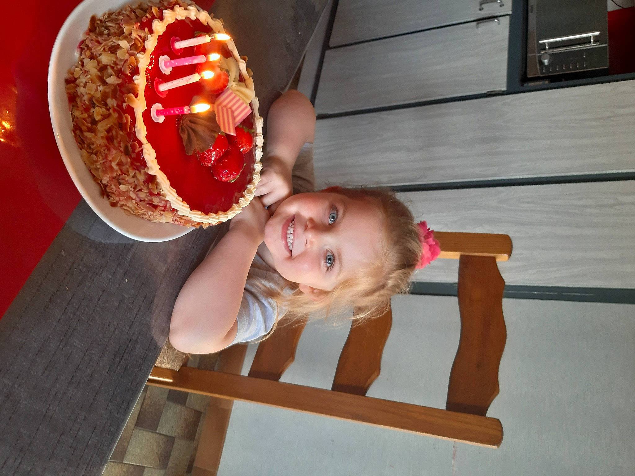 Lilou a rejoint le concours — aidez-le/la à gagner de superbes lots ! baking, bread, cake, child, comfort_food, cuisine, dessert, fast_food, food, fun, gluten, hair, ingredient, joy, kitchen_utensil, person, plate, recipe, smile, tableware