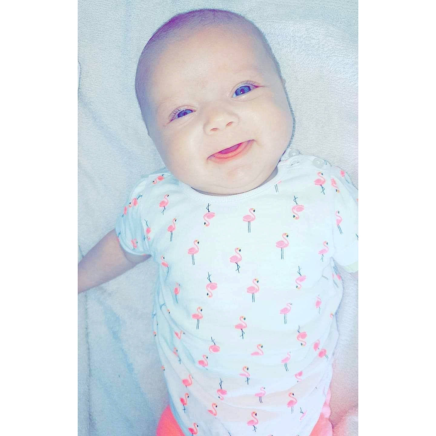 Chanel a rejoint le concours — aidez-le/la à gagner de superbes lots ! baby, baby_products, baby_toddler_clothing, cheek, child, design, face, head, lip, neck, pattern, person, pink, polka_dot, product, skin, sleeve, smile, t_shirt, toddler