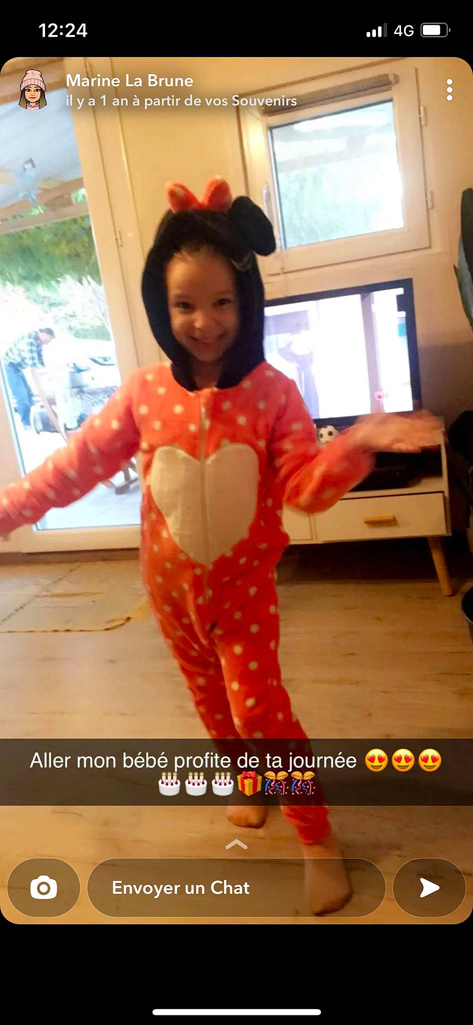 Sinaïe participe au concours pour gagner de l'argent avec cette photo : abdomen, child, cool, finger, flooring, fun, gesture, happy, human_leg, joint, joy, neck, person, shoulder, sleeve, smile, sportswear, thigh, thumb, toddler