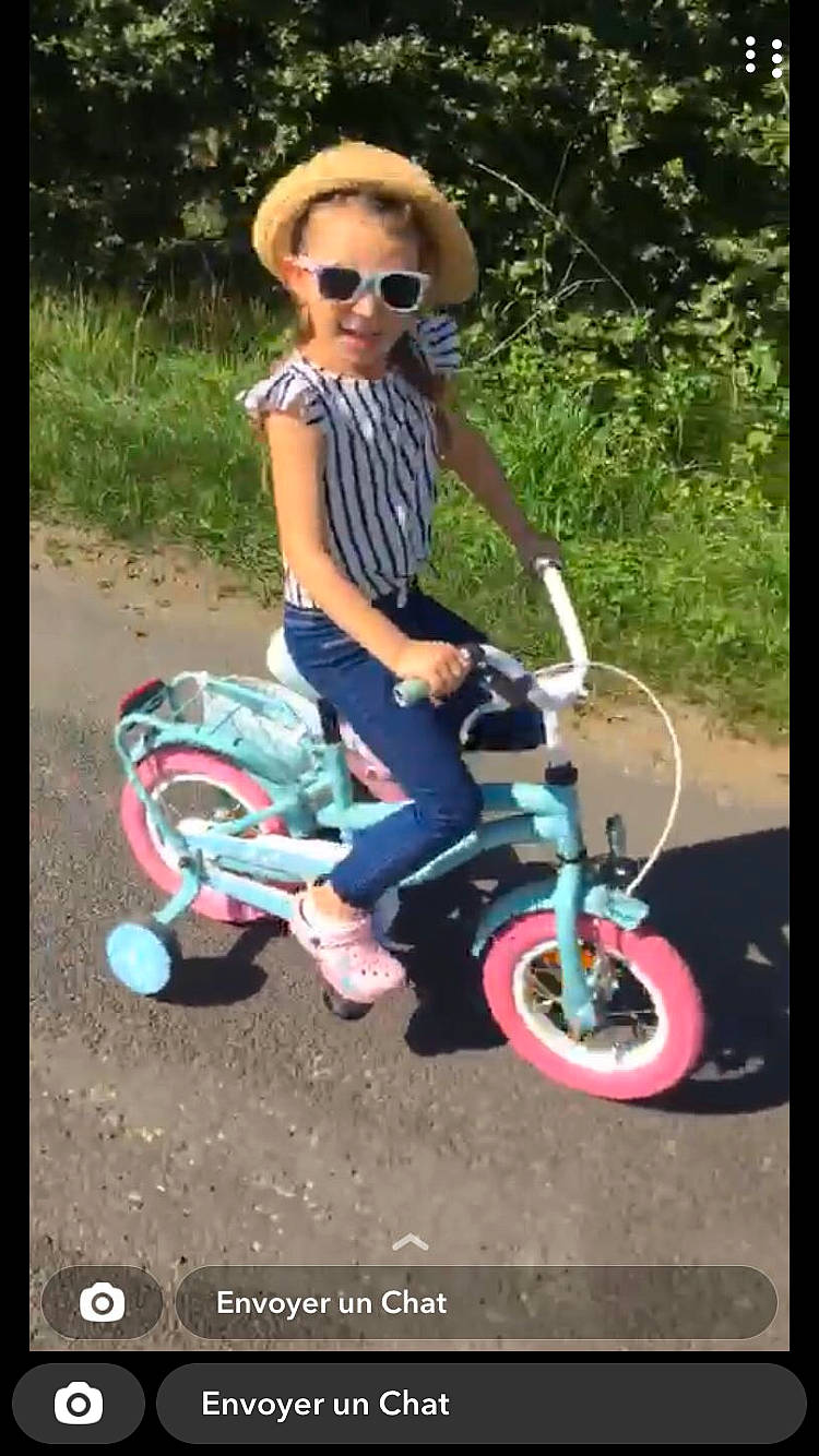 Sinaïe participe au concours pour gagner de l'argent avec cette photo : automotive_tire, automotive_wheel_system, electric_blue, eyewear, goggles, grass, happy, magenta, motor_vehicle, person, pink, plant, recreation, riding_toy, rim, sneakers, spoke, sunglasses, tire, vehicle