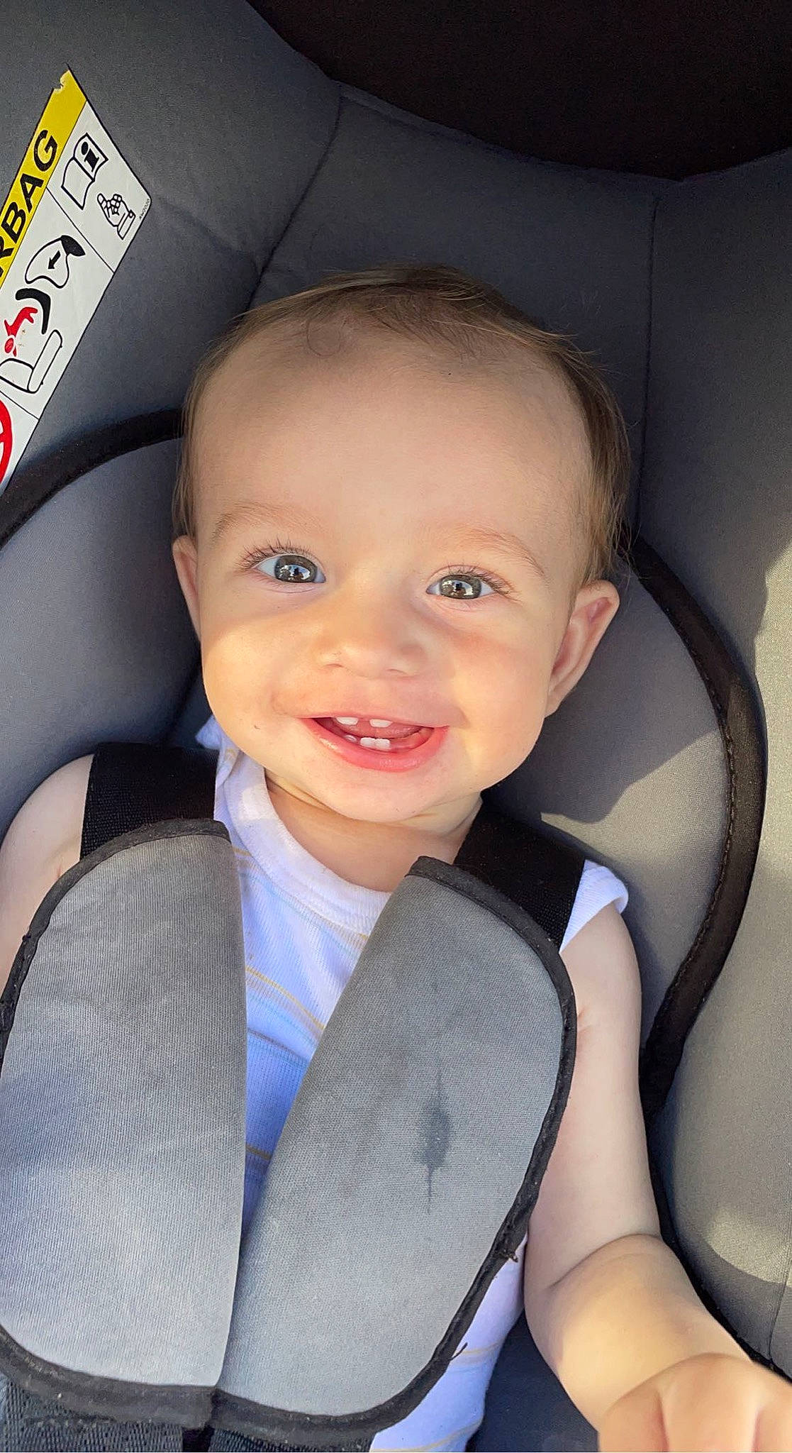 Lyam a rejoint le concours — aidez-le/la à gagner de superbes lots ! auto_part, automotive_design, baby, car_seat, car_seat_cover, cheek, child, comfort, electric_blue, eye, eyebrow, fun, head_restraint, iris, joy, person, product, seat_belt, skin, smile