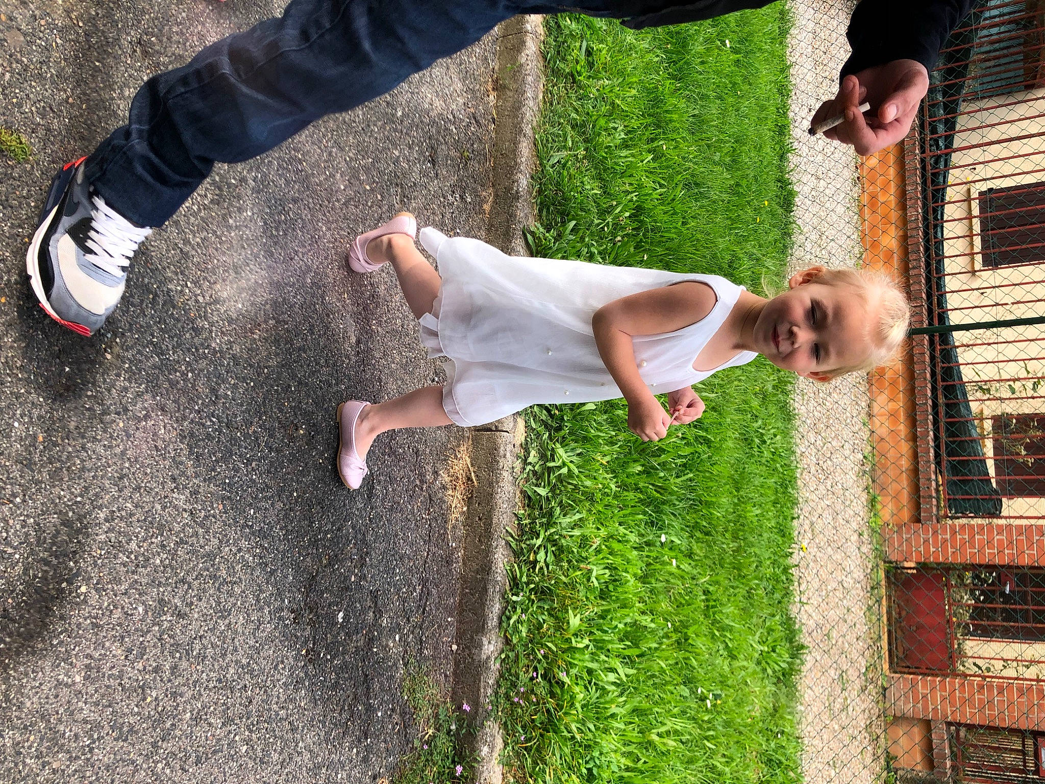 Léonie participe au concours pour gagner de l'argent avec cette photo : barefoot, child, flash_photography, foot, fun, gesture, grass, grass_family, green, happy, human_leg, joint, joy, knee, leisure, people_in_nature, person, plant, street_fashion, summer