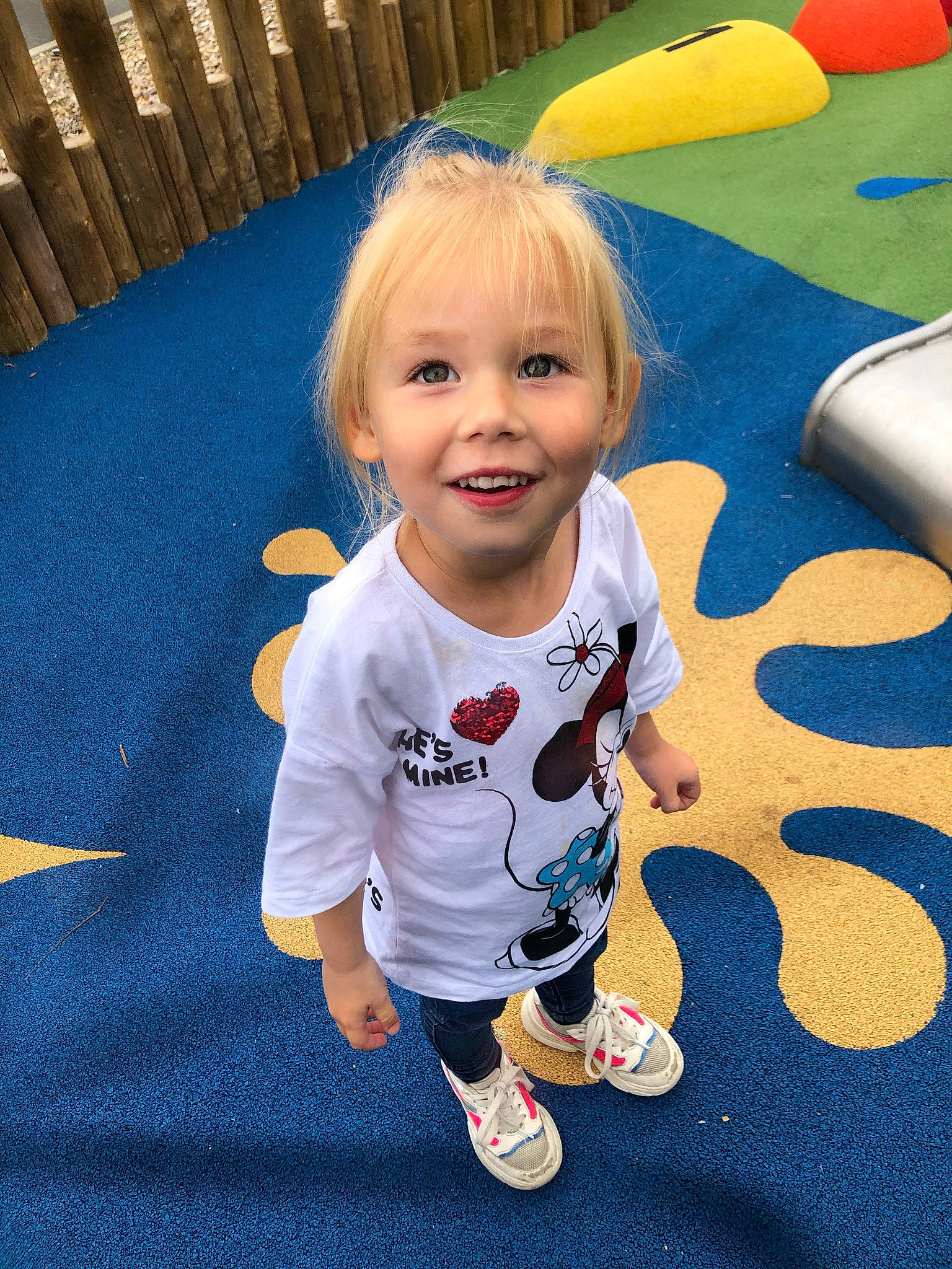 Léonie a rejoint le concours — aidez-le/la à gagner de superbes lots ! baby_toddler_clothing, clothing, eye, facial_expression, floor, flooring, green, hair, hairstyle, happy, head, joy, organ, person, photograph, product, skin, sleeve, smile, standing