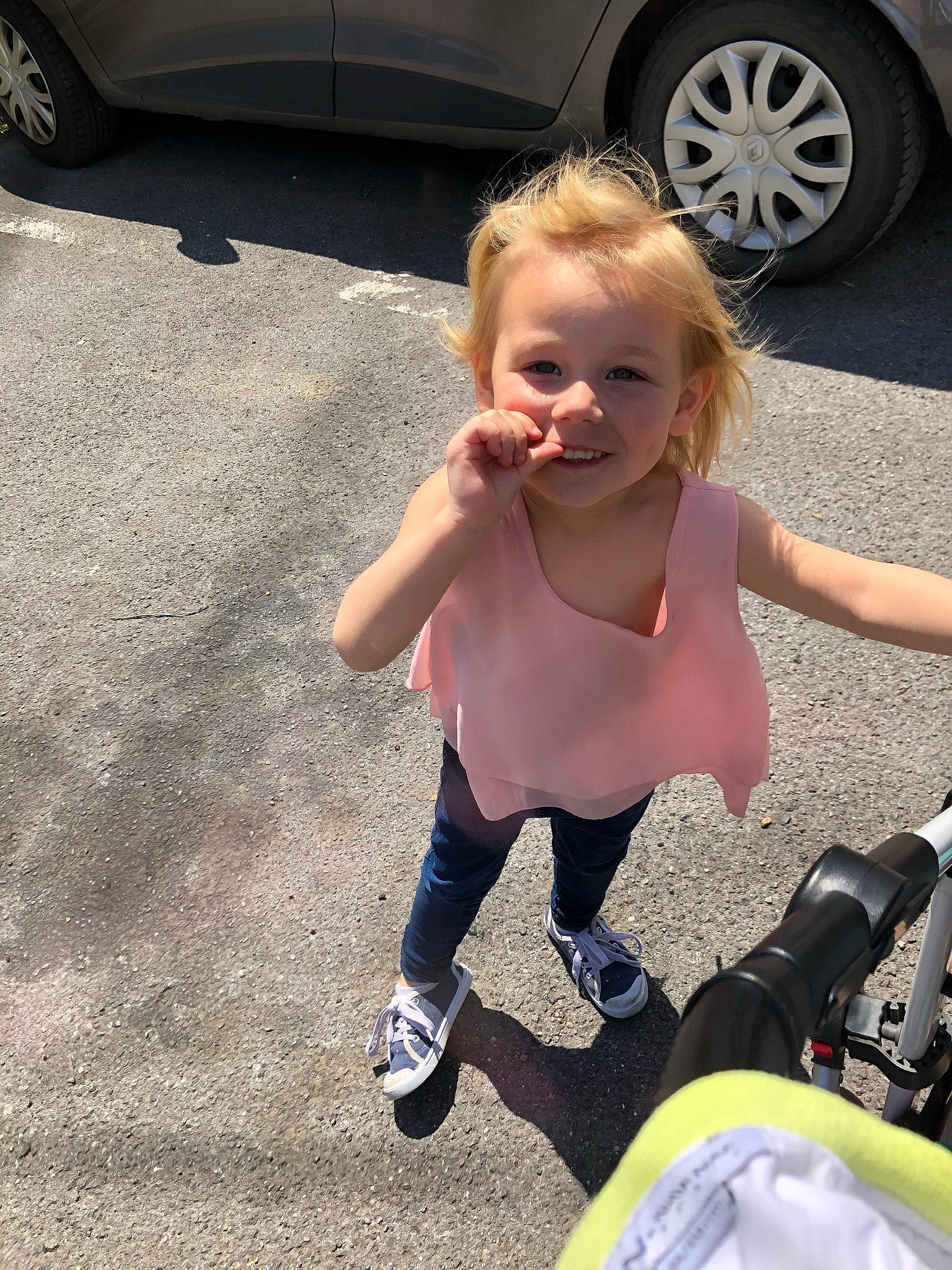 Léonie participe au concours pour gagner de l'argent avec cette photo : arm, asphalt, automotive_design, automotive_exterior, automotive_lighting, automotive_tire, black, car, hairstyle, hand, knee, motor_vehicle, person, photograph, road_surface, thigh, tire, toddler, vehicle_door, wheel