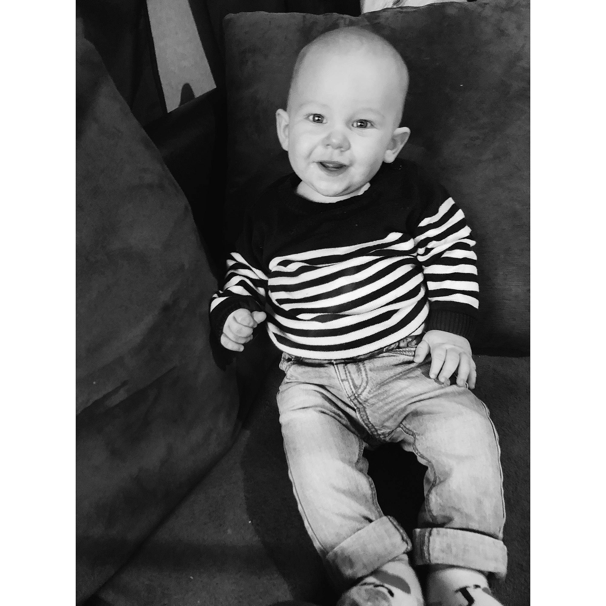 Tyméo a rejoint le concours — aidez-le/la à gagner de superbes lots ! baby_toddler_clothing, black, black_and_white, comfort, cool, flash_photography, grey, happy, joy, monochrome, monochrome_photography, pattern, person, shirt, sitting, sleeve, smile, standing, style, t_shirt