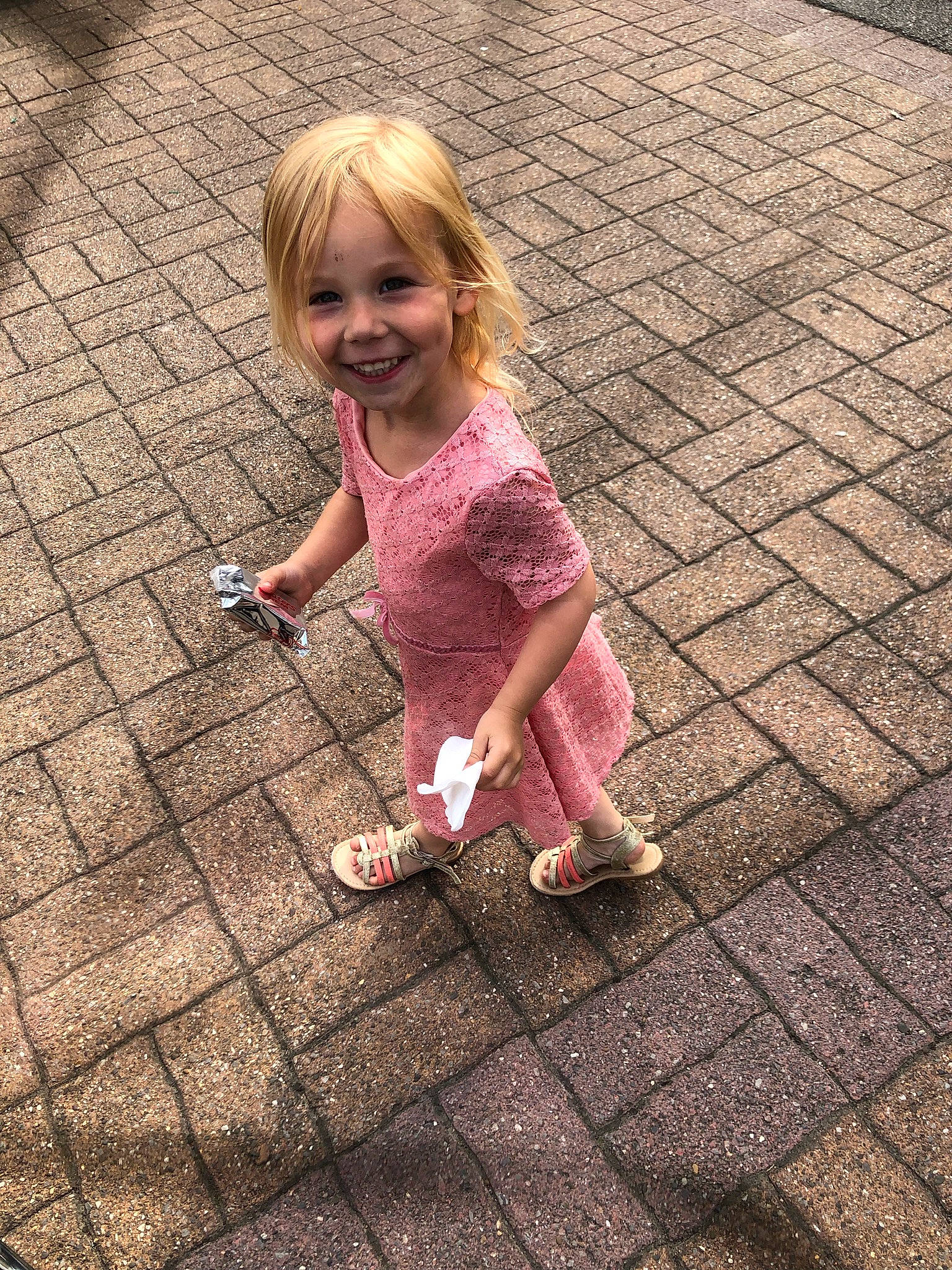 Léonie a rejoint le concours — aidez-le/la à gagner de superbes lots ! asphalt, child, dress, flooring, grass, hair, happy, human_leg, joy, leg, magenta, morning, people_in_nature, person, pink, plant, road_surface, sidewalk, smile, toddler
