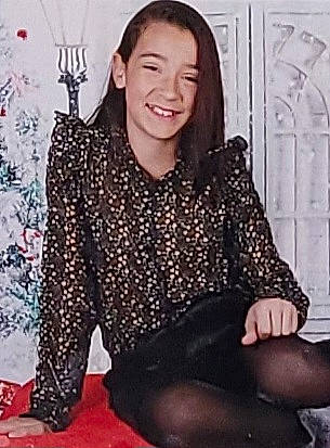 Océane a rejoint le concours — aidez-le/la à gagner de superbes lots ! beauty, black_hair, face, facial_expression, flash_photography, gesture, hair, happy, head, joy, knee, long_hair, outerwear, pattern, person, photograph, sleeve, smile, snapshot, style