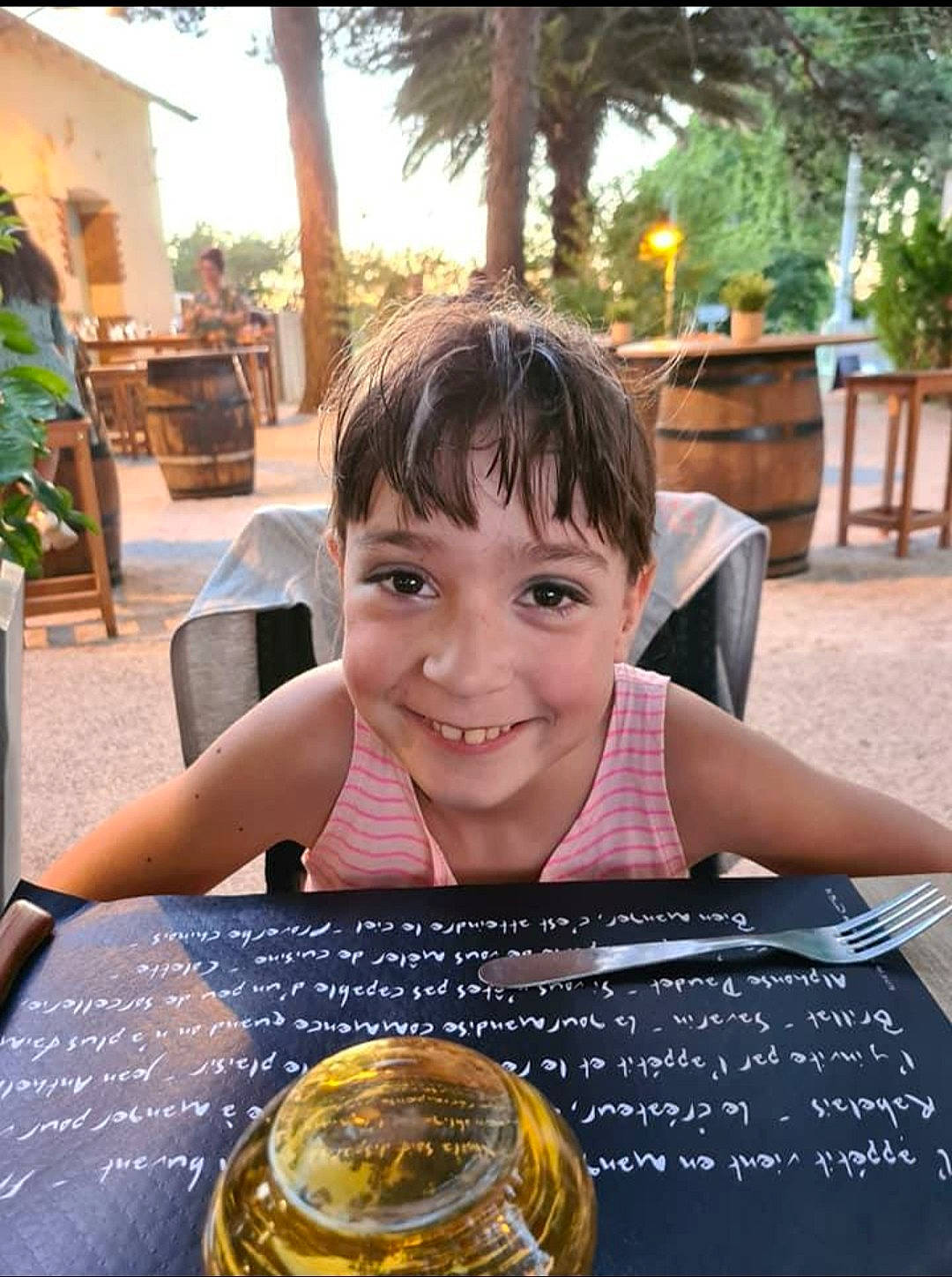 Oceane a rejoint le concours — aidez-le/la à gagner de superbes lots ! chair, child, drink, drinkware, flowerpot, fun, glass, happy, houseplant, joy, leisure, person, plant, serveware, sitting, smile, summer, table, tableware, toddler