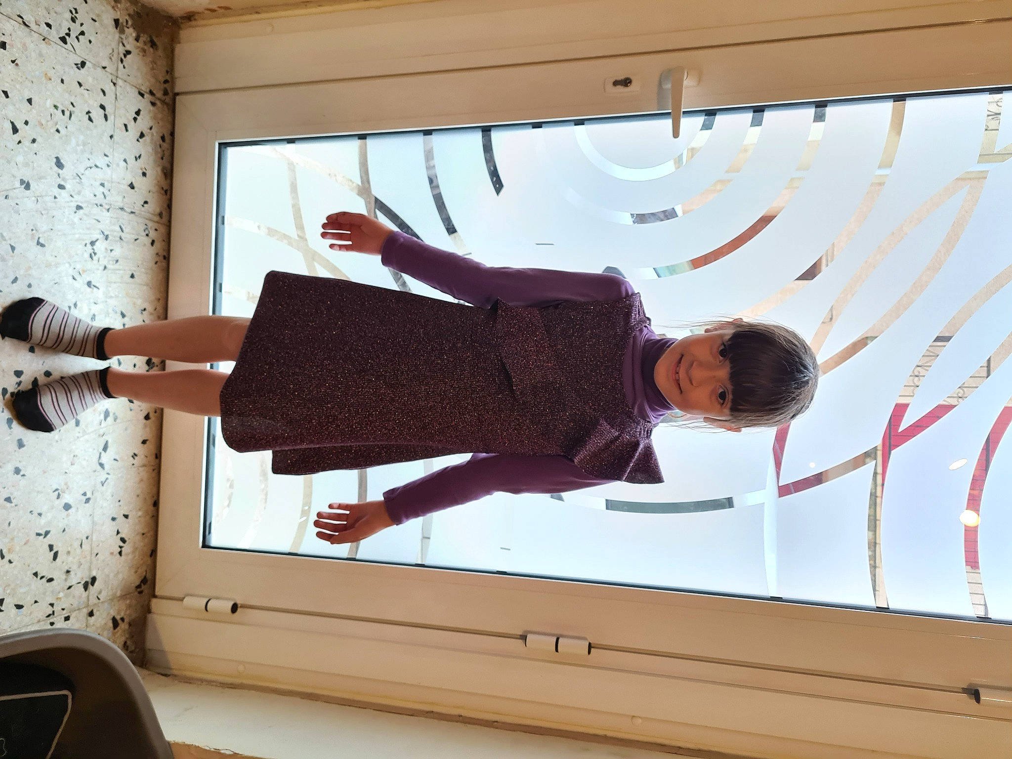 Oceane participe au concours pour gagner de l'argent avec cette photo : arm, art, ceiling, display_device, elbow, font, gesture, hand, interior_design, joint, joy, output_device, person, rectangle, room, standing, t_shirt, textile, wall, window