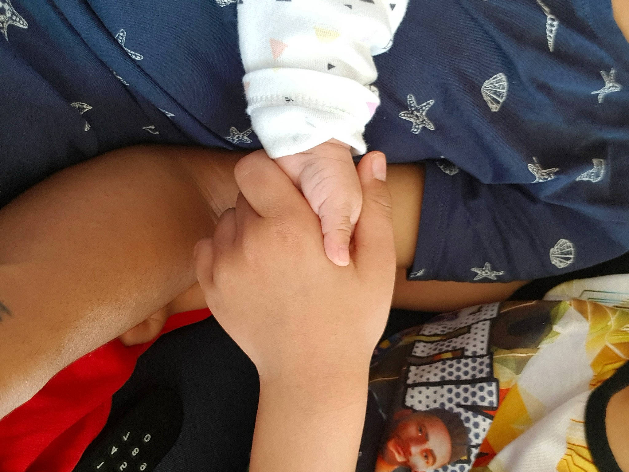 Nalia participe au concours pour gagner de l'argent avec cette photo : bow_tie, cosmetics, dress_shirt, finger, foot, gesture, glove, hand, health_care, human_leg, joint, knee, nail, person, service, sleeve, textile, thigh, thumb, tie