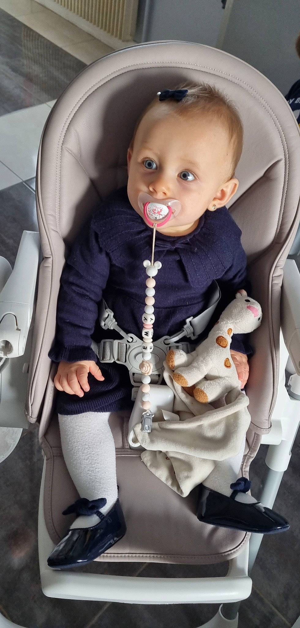 Emy a rejoint le concours — aidez-le/la à gagner de superbes lots ! auto_part, baby, baby_products, baby_toddler_clothing, car_seat, car_seat_cover, child, collar, comfort, family_car, head_restraint, human_leg, luxury_vehicle, person, seat_belt, sitting, sleeve, thumb, toddler, vehicle_door