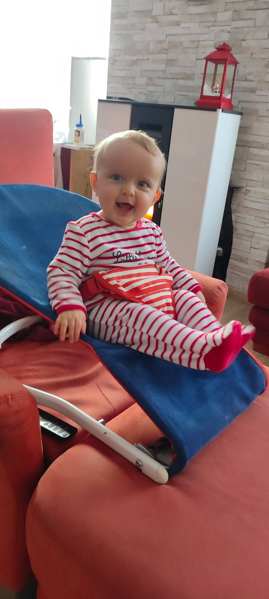 Anastasia a rejoint le concours — aidez-le/la à gagner de superbes lots ! baby_toddler_clothing, comfort, electric_blue, finger, flooring, hairstyle, human_leg, joint, knee, lap, leisure, neck, person, shoulder, sitting, skin, sleeve, smile, standing, thigh