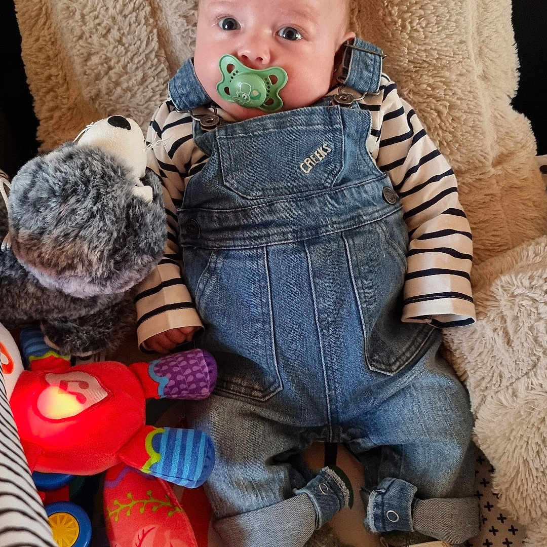 Valentino participe au concours pour gagner de l'argent avec cette photo : baby, bodypart, clothing, couch, cushion, face, finger, footwear, furniture, head, homedecor, jeans, pants, person, photography, portrait, shoe, sitting, teddybear, toy