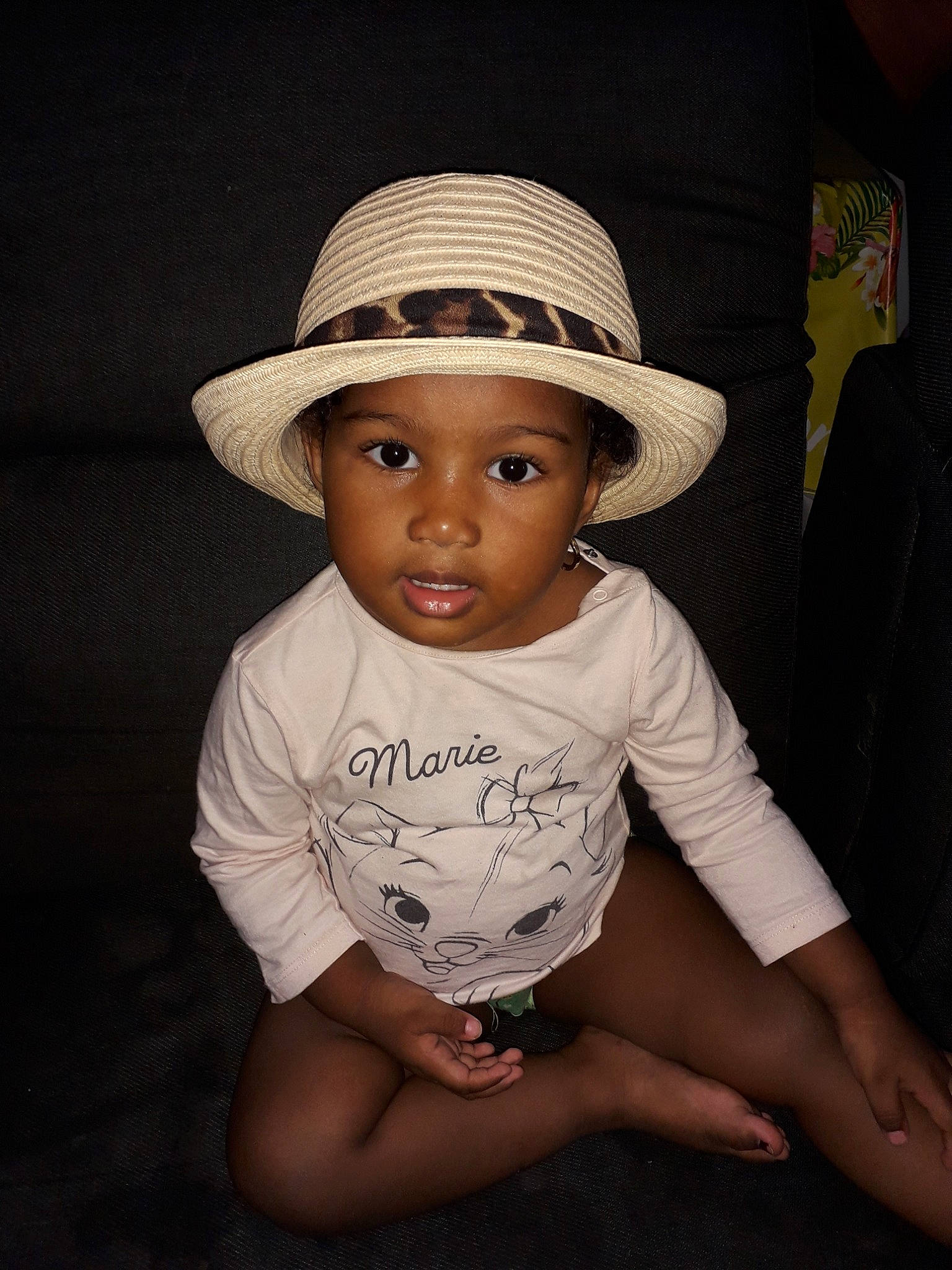 Leïlani participe au concours pour gagner de l'argent avec cette photo : child, cowboy_hat, fashion_accessory, fedora, fun, girl, hat, headgear, headwear, infant, person, product, sitting, smile, toddler